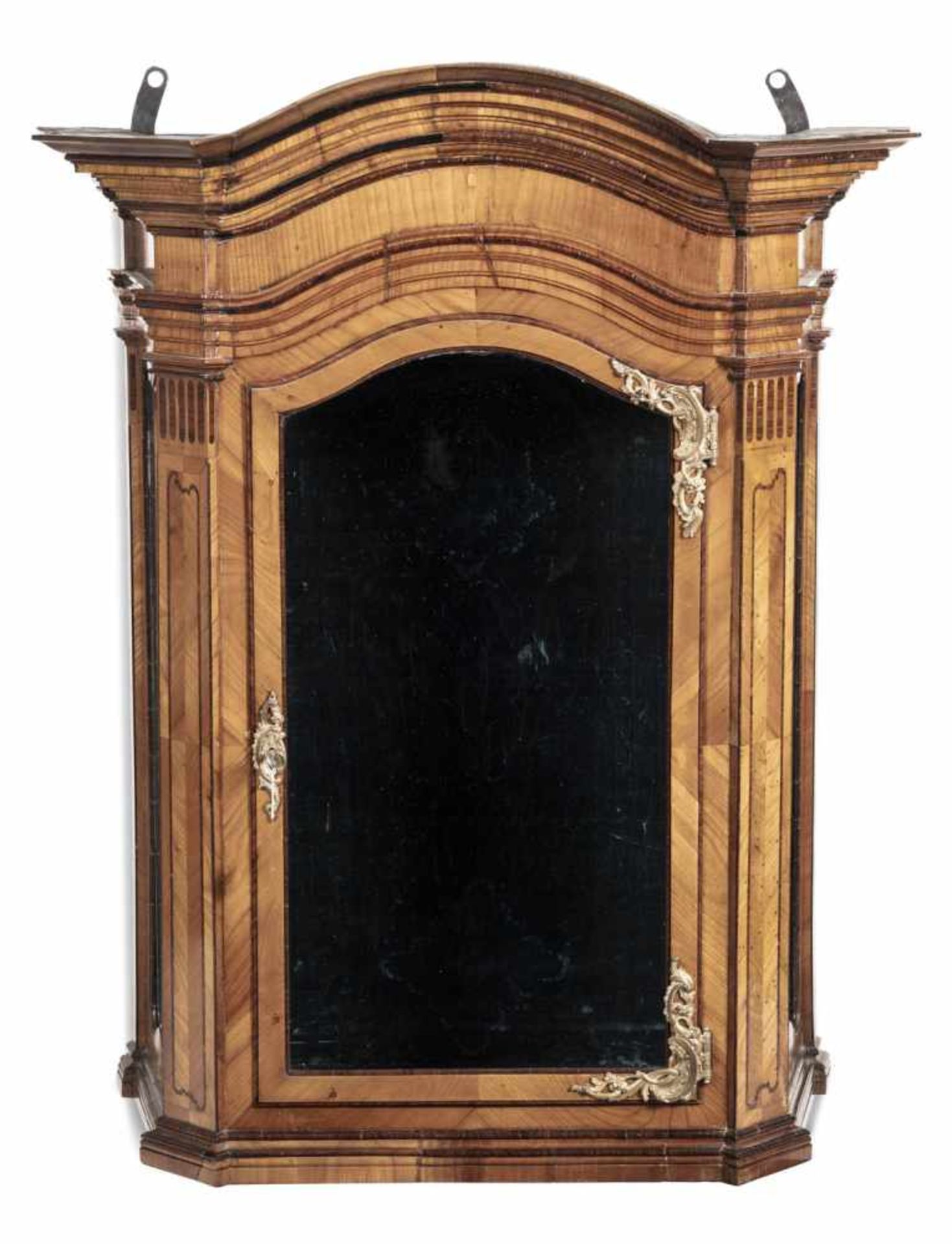 HÄNGEVITRINE, 18. JAHRHUNDERTNUSSBAUM, MESSINGZIERRAT107X90X46 CM- - -33.00 % buyer's premium on the