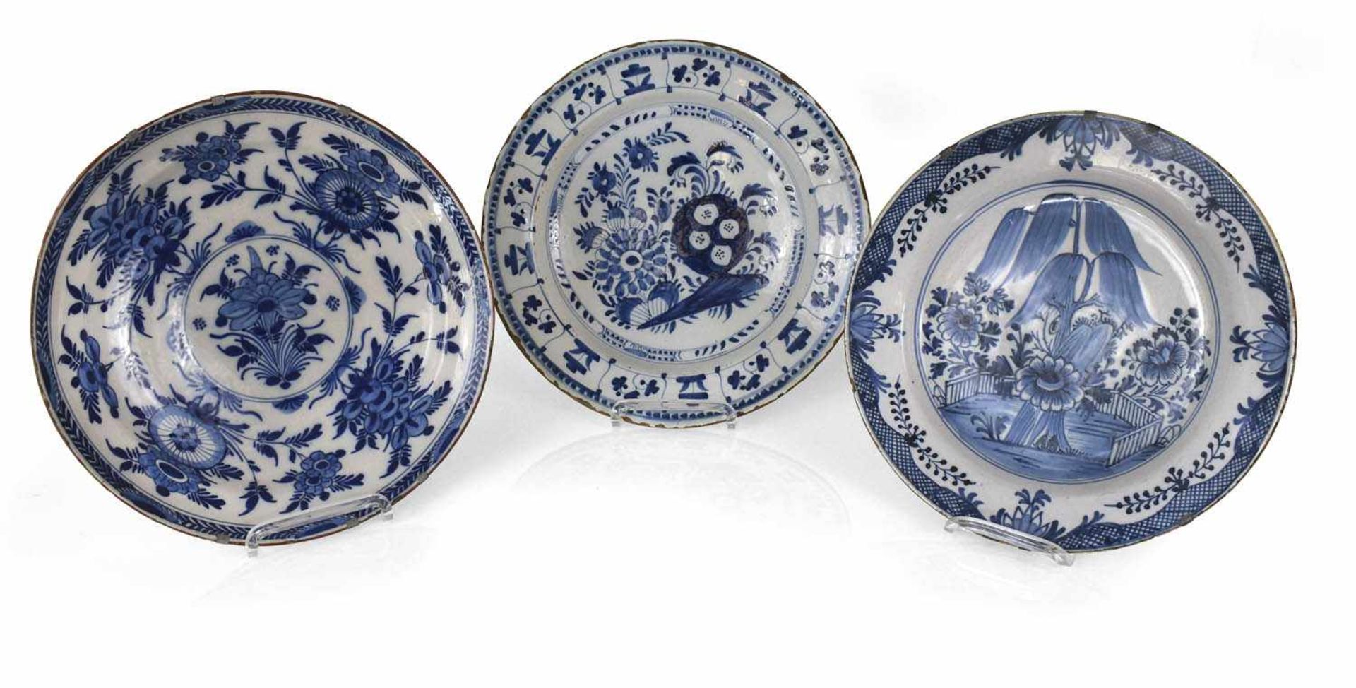 3 RUNDPLATTEN, DELFT, 18.JH.BLUMENDEKOR IN BLAUD. 34/35 CM- - -33.00 % buyer's premium on the hammer