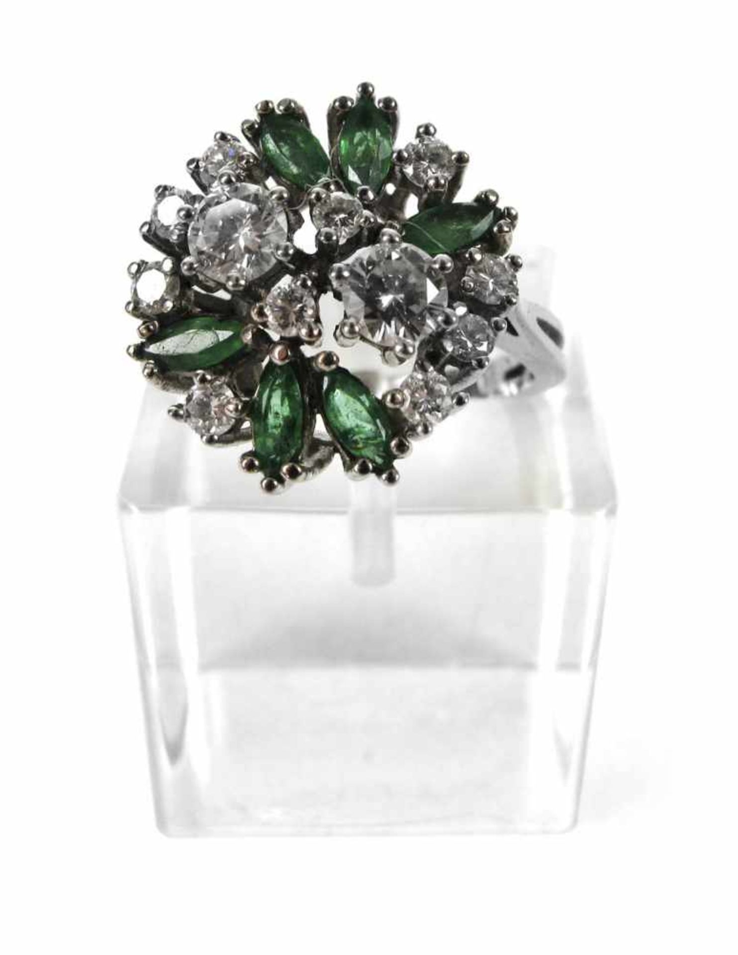 SMARAGD-DIAMANT-RING, 585 WG,DIAMANTEN CA. 1 CT.- - -33.00 % buyer's premium on the hammer