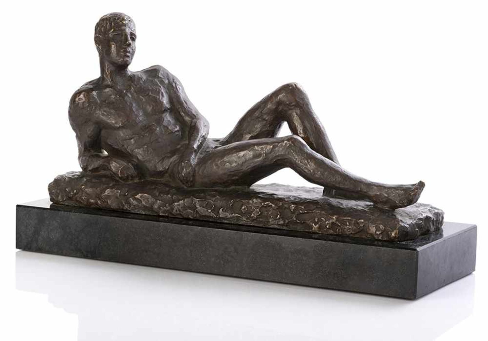 AnonymL. 50/54 cmLiegender männlicher Akt. Bronze, braun patiniert und Bronzesockel, auf
