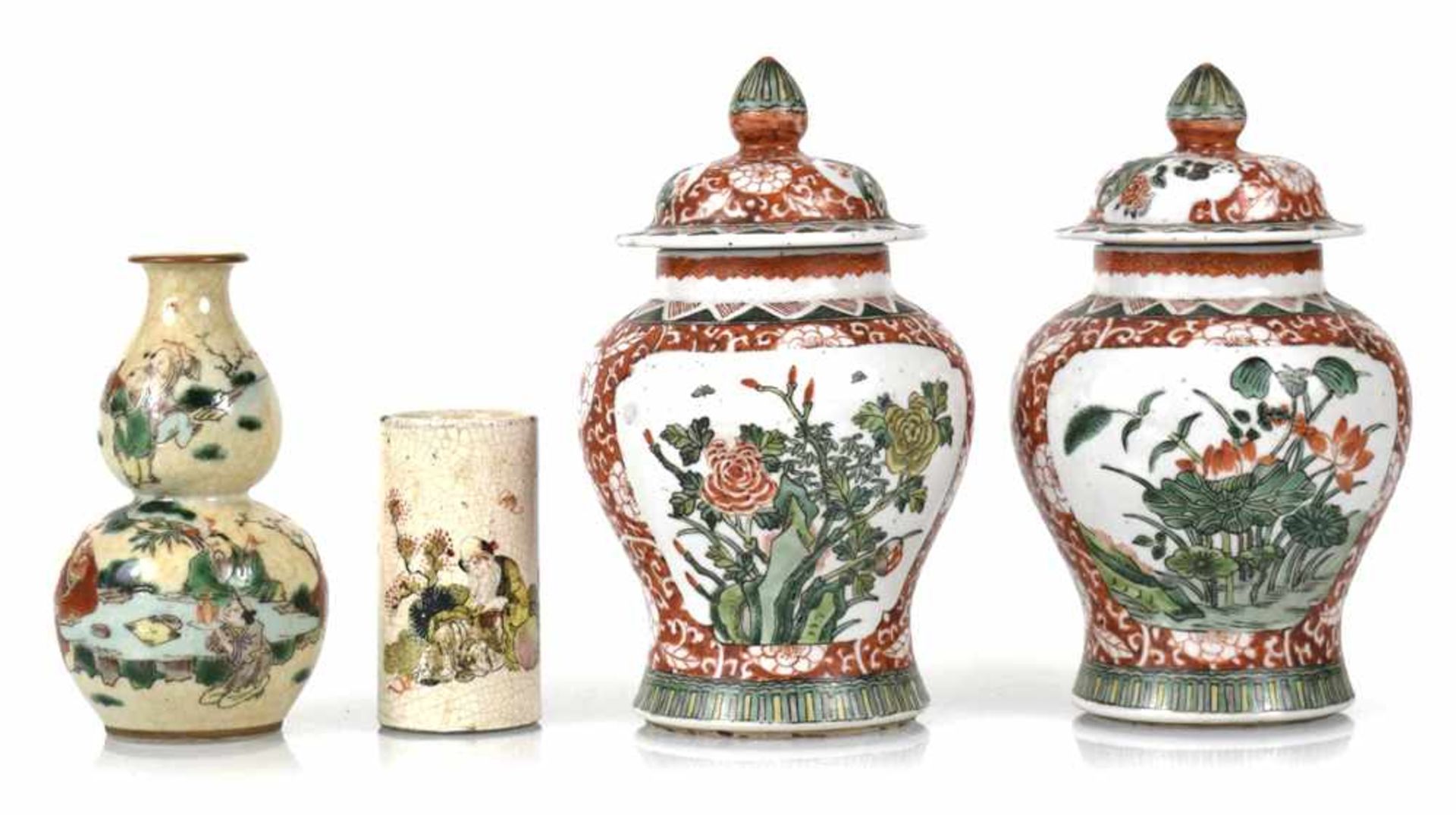 ZWEI DECKELVASEN, EIN PINSEL-BECHER UND EINE VASE, CHINAH. 11/22,5 CM- - -33.00 % buyer's premium on