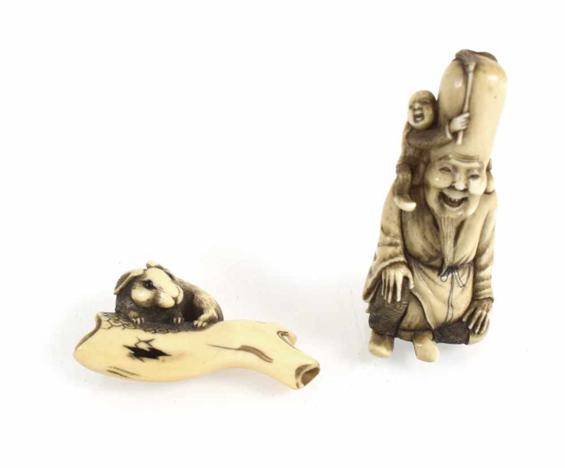 ZWEI NETSUKE: HASE UNDFUKUROKUJU, JAPANB.6/H. 7 CM- - -33.00 % buyer's premium on the hammer