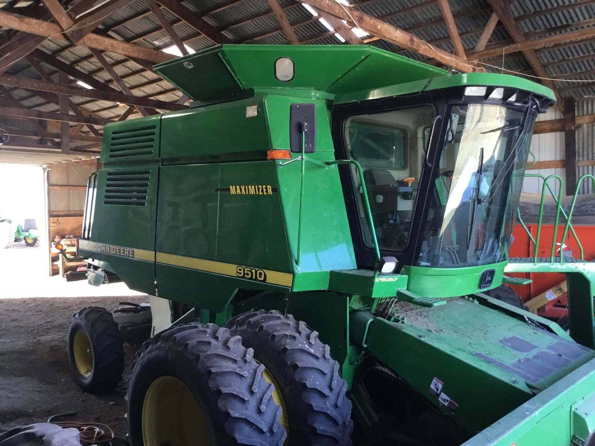 1998 JD 9510 Maximizer Combine w/Duals, JD Brown Box Yield Monitor, J&M Bin Extension, Vitetoe Chaff - Image 2 of 18