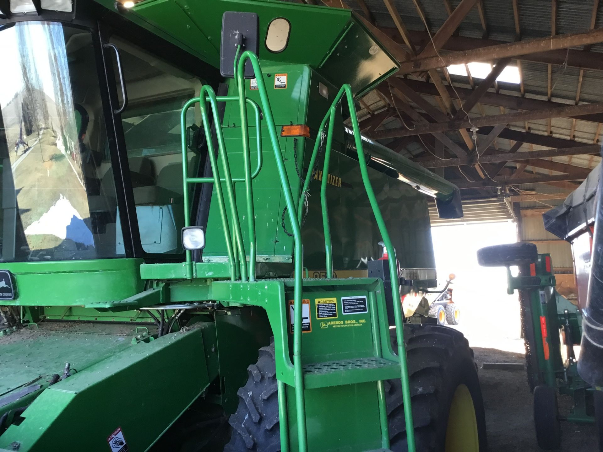 1998 JD 9510 Maximizer Combine w/Duals, JD Brown Box Yield Monitor, J&M Bin Extension, Vitetoe Chaff - Image 17 of 18