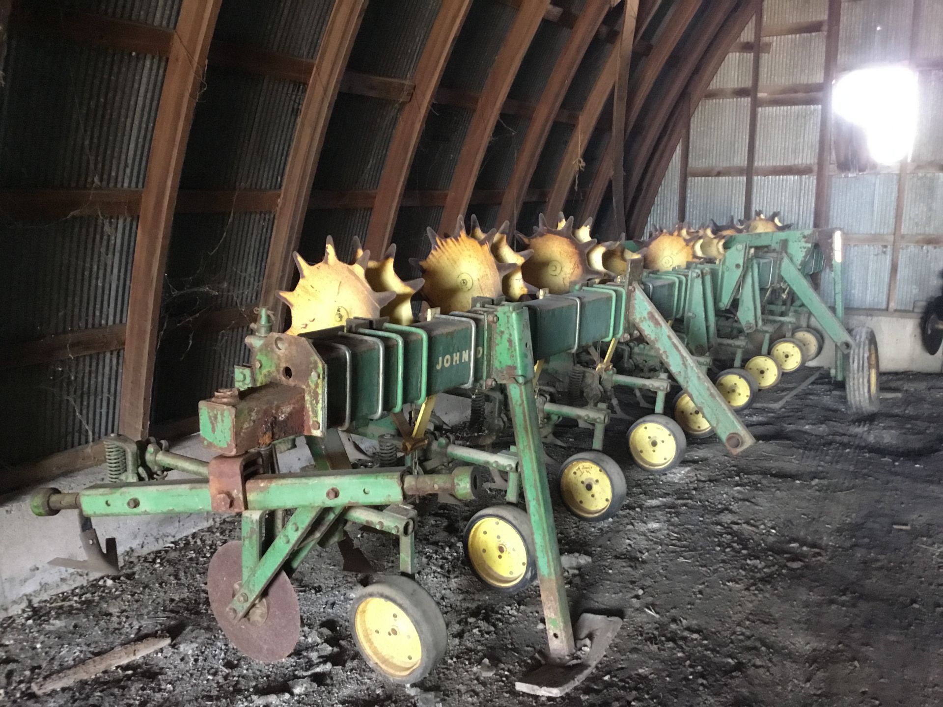 JD RM Row Crop Cultivator, 8 Row-30" w/Transport, Rolling Shields