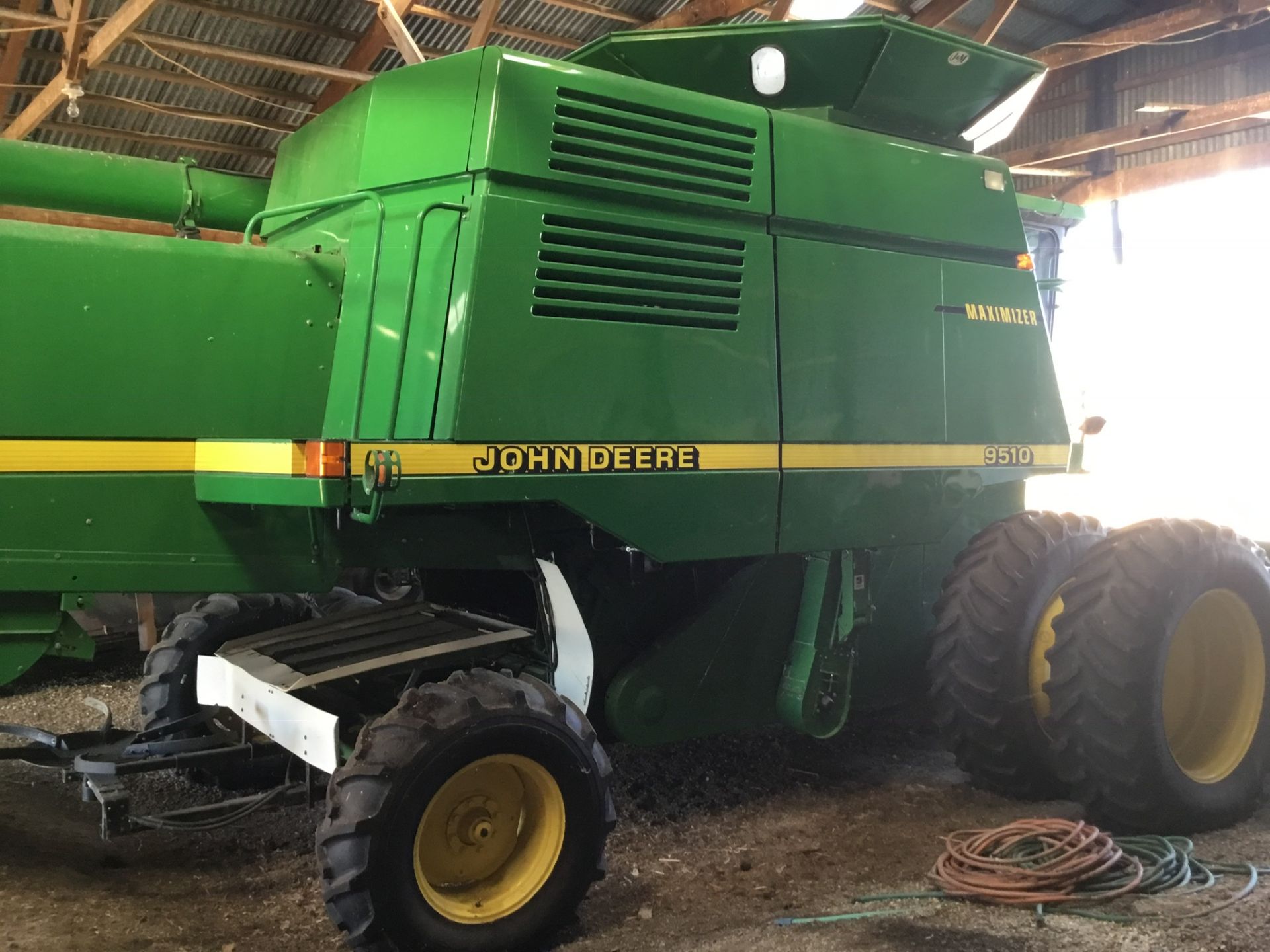 1998 JD 9510 Maximizer Combine w/Duals, JD Brown Box Yield Monitor, J&M Bin Extension, Vitetoe Chaff - Image 15 of 18