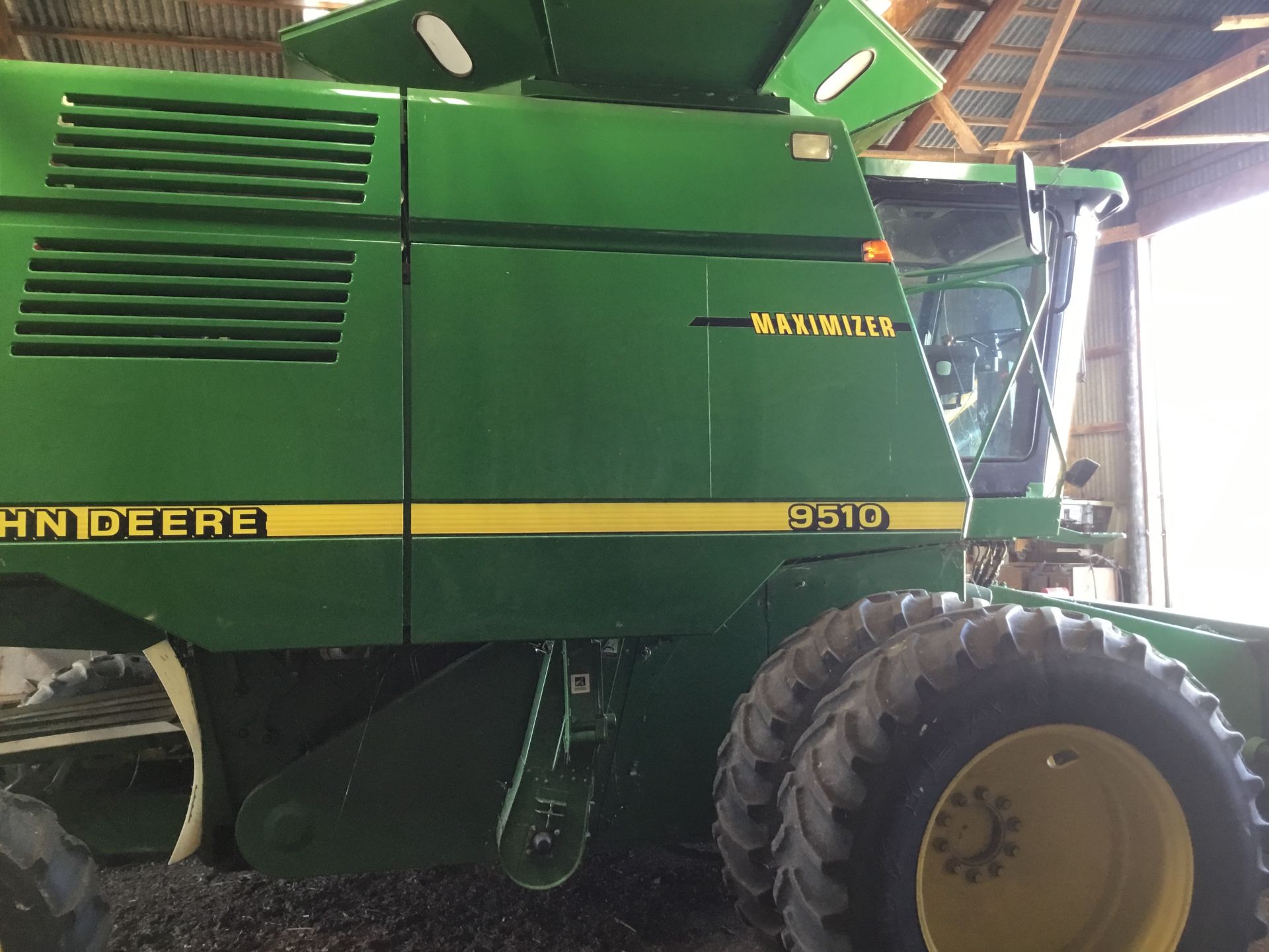 1998 JD 9510 Maximizer Combine w/Duals, JD Brown Box Yield Monitor, J&M Bin Extension, Vitetoe Chaff - Image 4 of 18