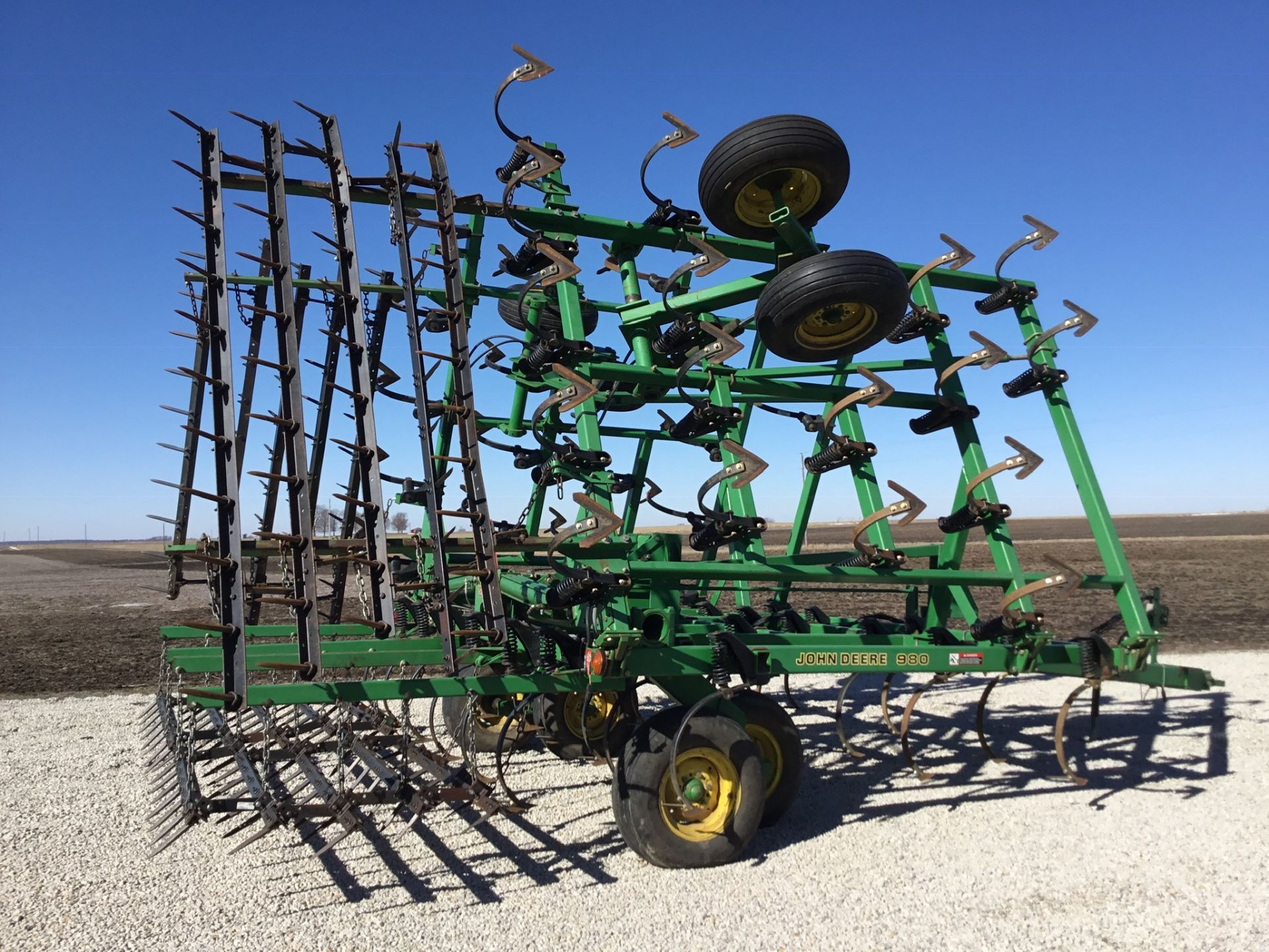 JD 980 Field Cultivator, 5 Bar Harrow, Walking Tandems, 9" Shovels, 28', Serial #NOO980X005191 - Image 3 of 6