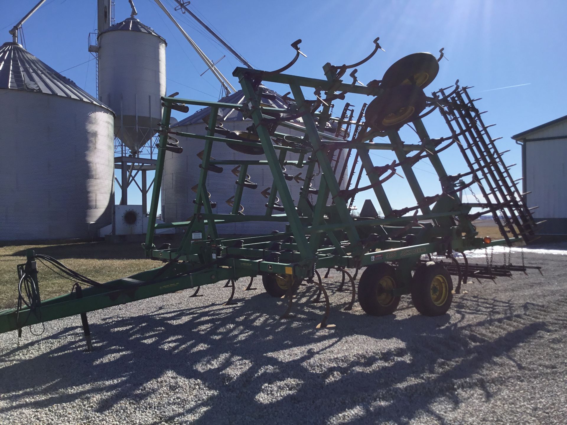 JD 980 Field Cultivator, 5 Bar Harrow, Walking Tandems, 9" Shovels, 28', Serial #NOO980X005191 - Image 5 of 6