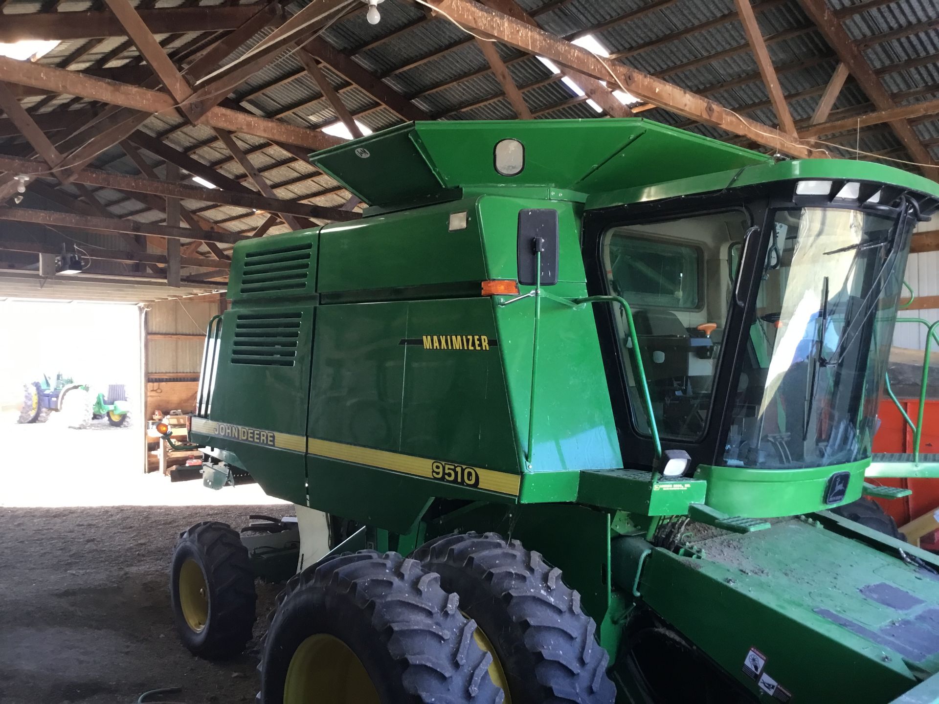 1998 JD 9510 Maximizer Combine w/Duals, JD Brown Box Yield Monitor, J&M Bin Extension, Vitetoe Chaff - Image 7 of 18