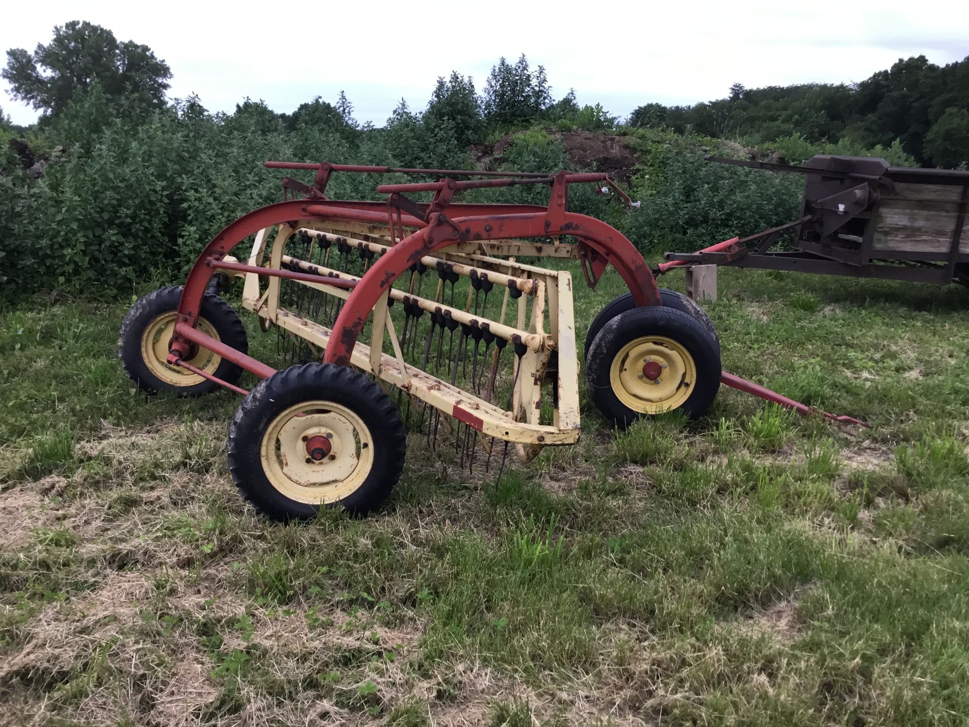 New Holland 256 Hay Rake, Front Tricycle Wheels, Rubber Mounted Teeth - Image 5 of 8