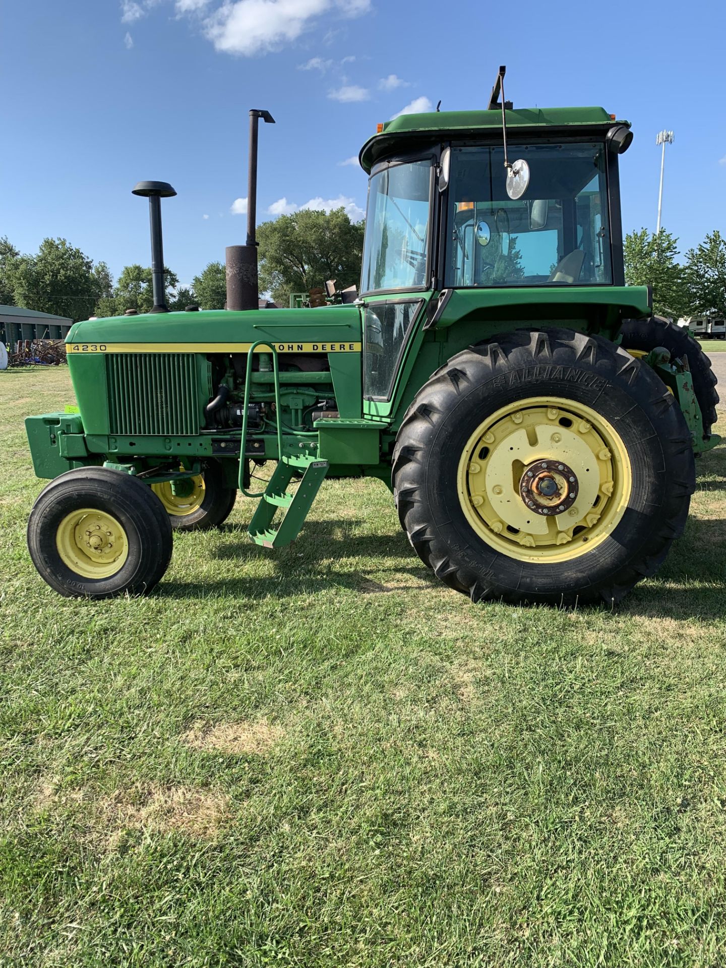 1977 JD 4230 Quad Range Trans. Cab AC/Heat, Hub Mount Duals, New Rear Tires, Serial #036439R