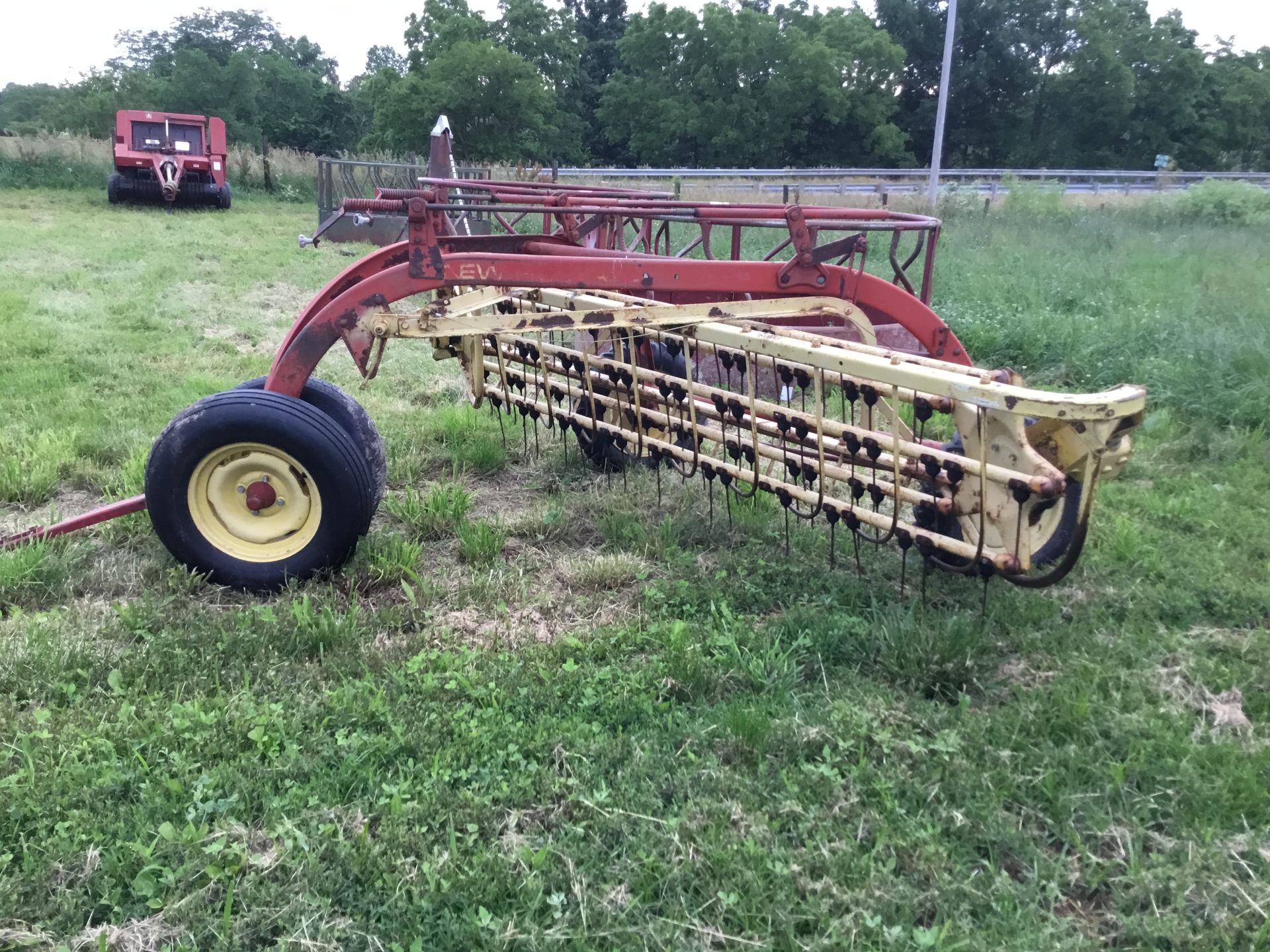 New Holland 256 Hay Rake, Front Tricycle Wheels, Rubber Mounted Teeth