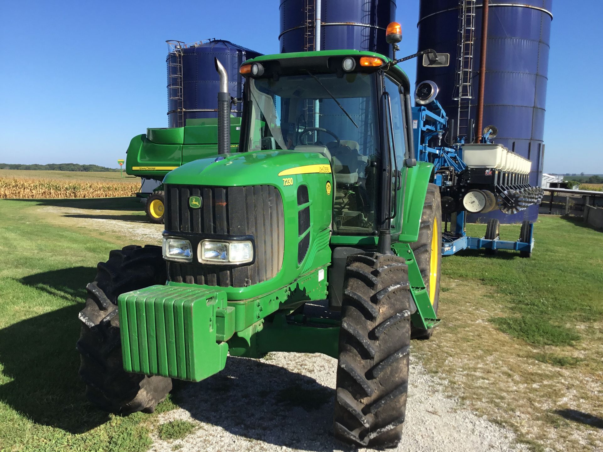 2009 JD 7230 MFWD, 24 Speed Trans, 3 Hyd. Remotes, 1000 PTO, 8 Front Wts., 460/85R38 Rear Tires, - Image 7 of 16