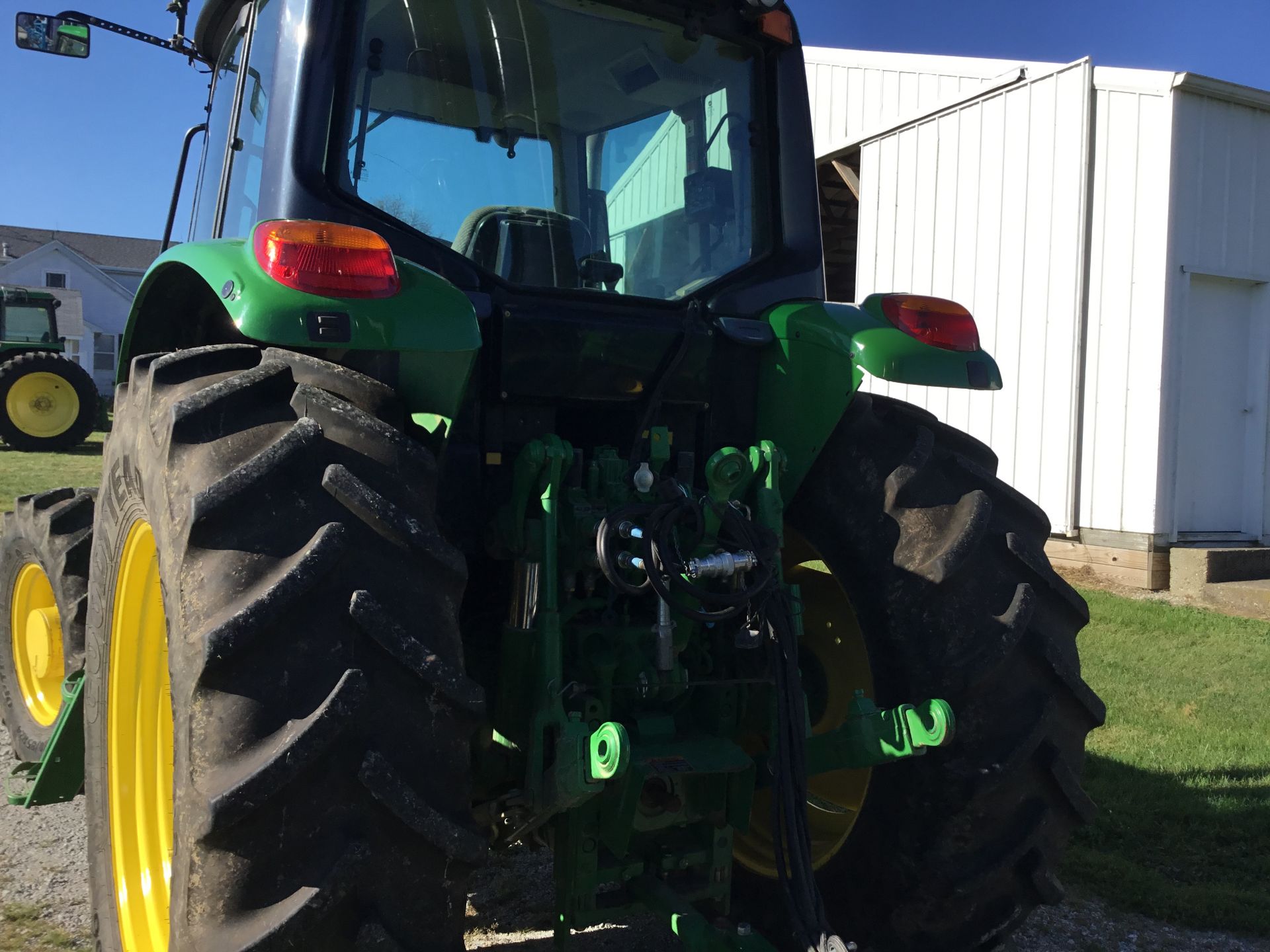 2009 JD 7230 MFWD, 24 Speed Trans, 3 Hyd. Remotes, 1000 PTO, 8 Front Wts., 460/85R38 Rear Tires, - Image 3 of 16