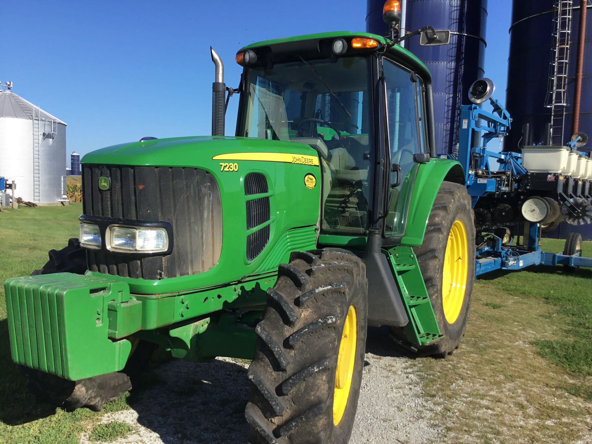 2009 JD 7230 MFWD, 24 Speed Trans, 3 Hyd. Remotes, 1000 PTO, 8 Front Wts., 460/85R38 Rear Tires, - Image 13 of 16