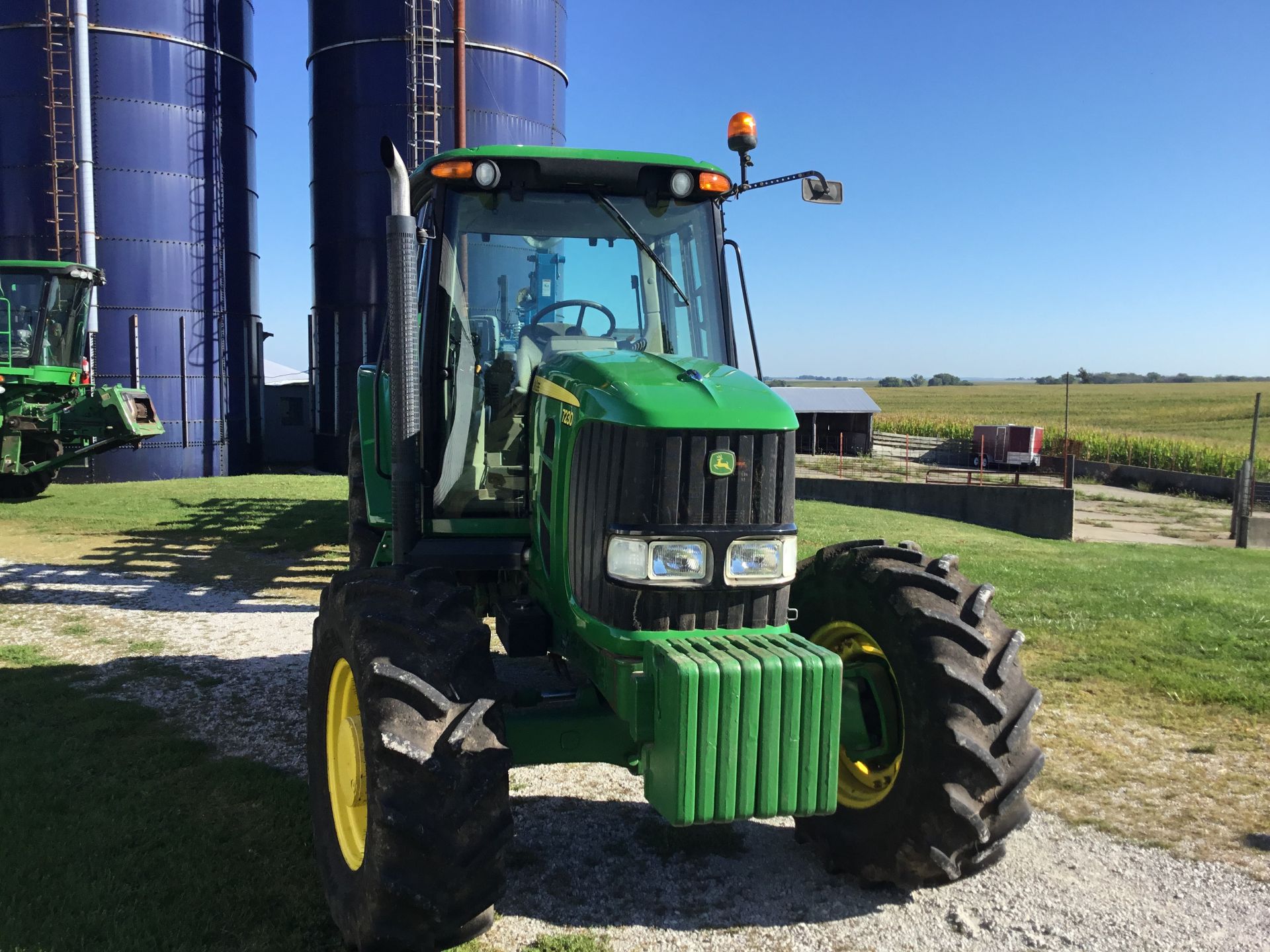 2009 JD 7230 MFWD, 24 Speed Trans, 3 Hyd. Remotes, 1000 PTO, 8 Front Wts., 460/85R38 Rear Tires, - Image 15 of 16