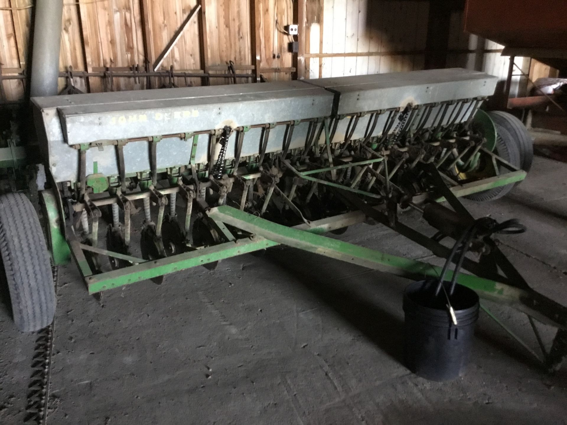 JD 18B Drill, 18 Holes, Small Seed Attachment, Hydraulic Lift - Image 2 of 4