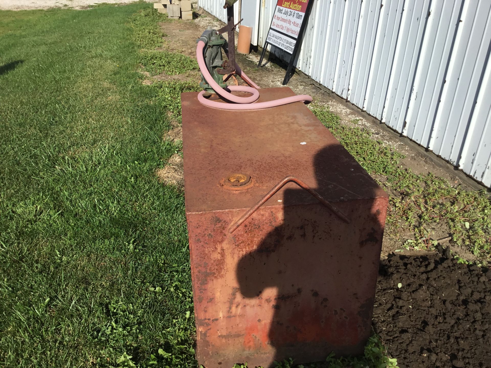 100 Gallon Transfer Fuel Tank W/Hand Pump - Image 2 of 2