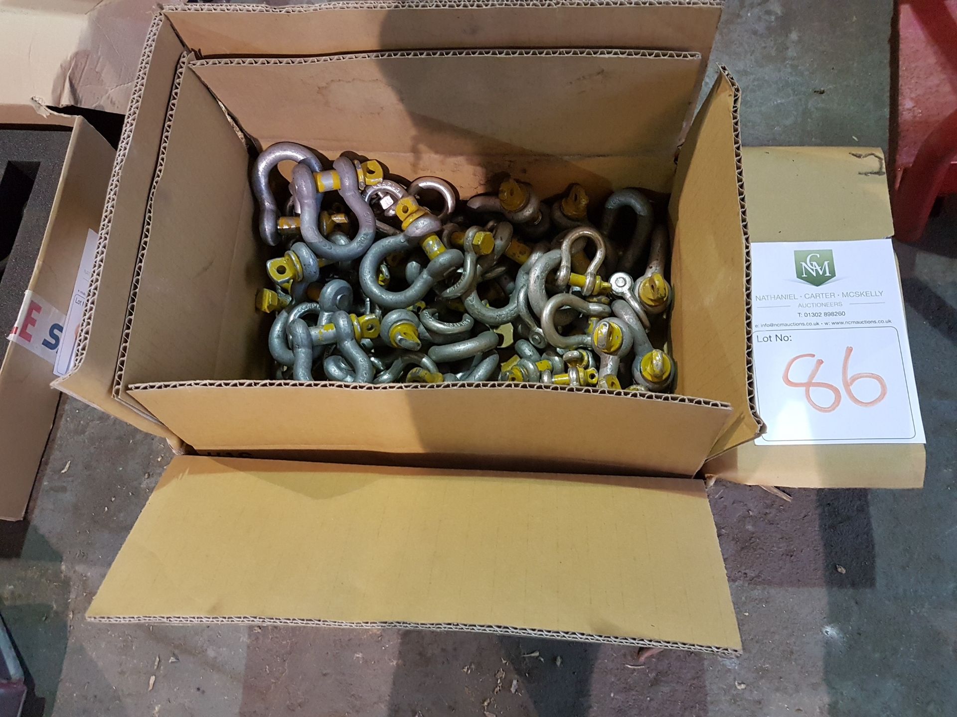 BOX OF VARIOUS ALLO BOW SHACKLE CIRCA 2 TONNE