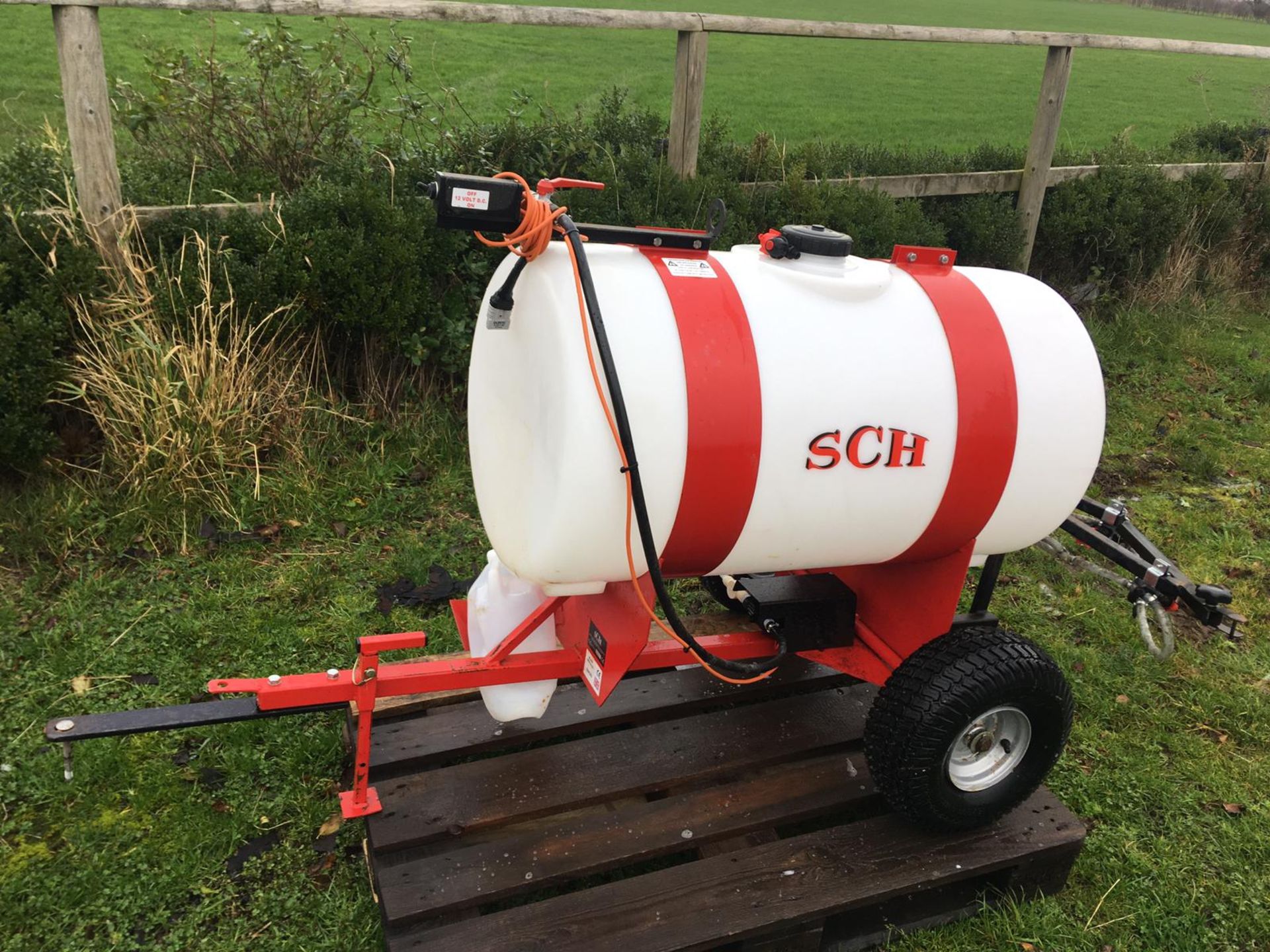 Slimming salt/fertiliser spreader and Wessex finishing top