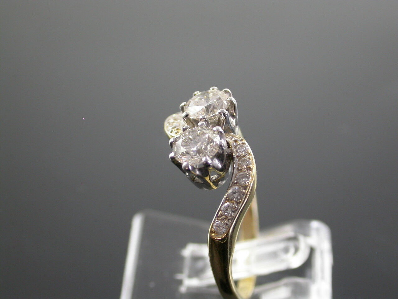 Vintage 18ct Gold 1.1ct Diamond Crossover Ring - Image 7 of 10