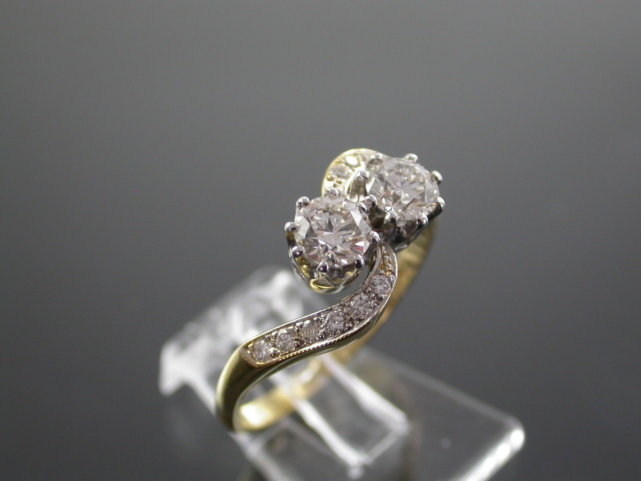 Vintage 18ct Gold 1.1ct Diamond Crossover Ring - Image 3 of 10