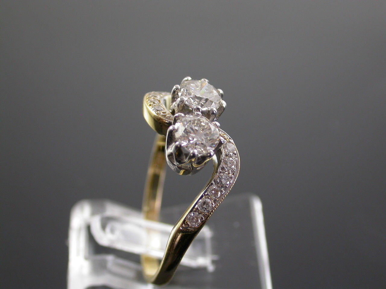 Vintage 18ct Gold 1.1ct Diamond Crossover Ring - Image 4 of 10