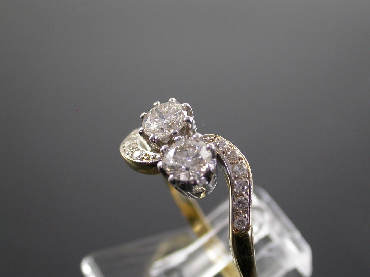 Vintage 18ct Gold 1.1ct Diamond Crossover Ring - Image 8 of 10