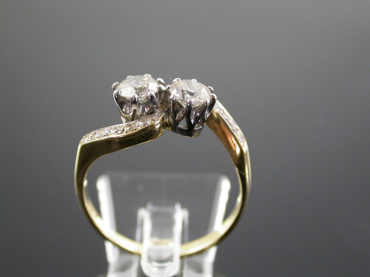 Vintage 18ct Gold 1.1ct Diamond Crossover Ring - Image 5 of 10