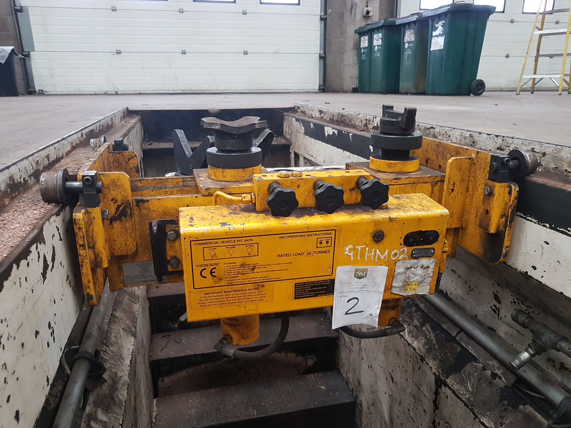 20 Tonne Pit Jack - Air Powered, in working order. See Photos