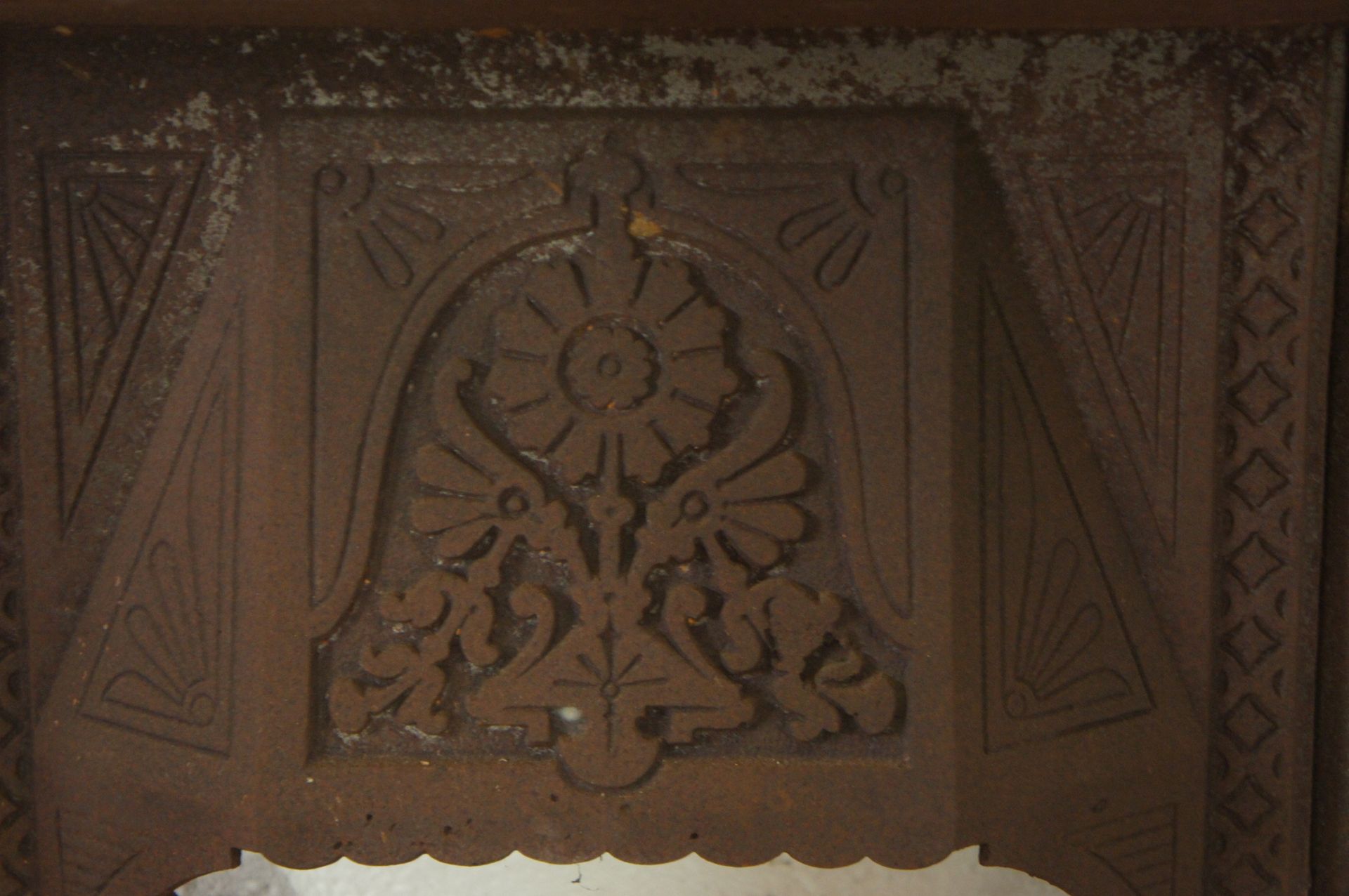 Cast iron fireplace insert - Image 3 of 3