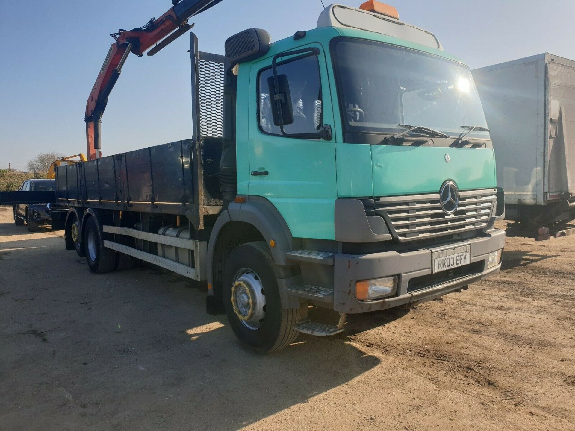 LOT WITHDRAWN | Mercedes axor 2528 hiab lorry 2003 6x2 rear mounted palfinger remote crane - Image 3 of 11