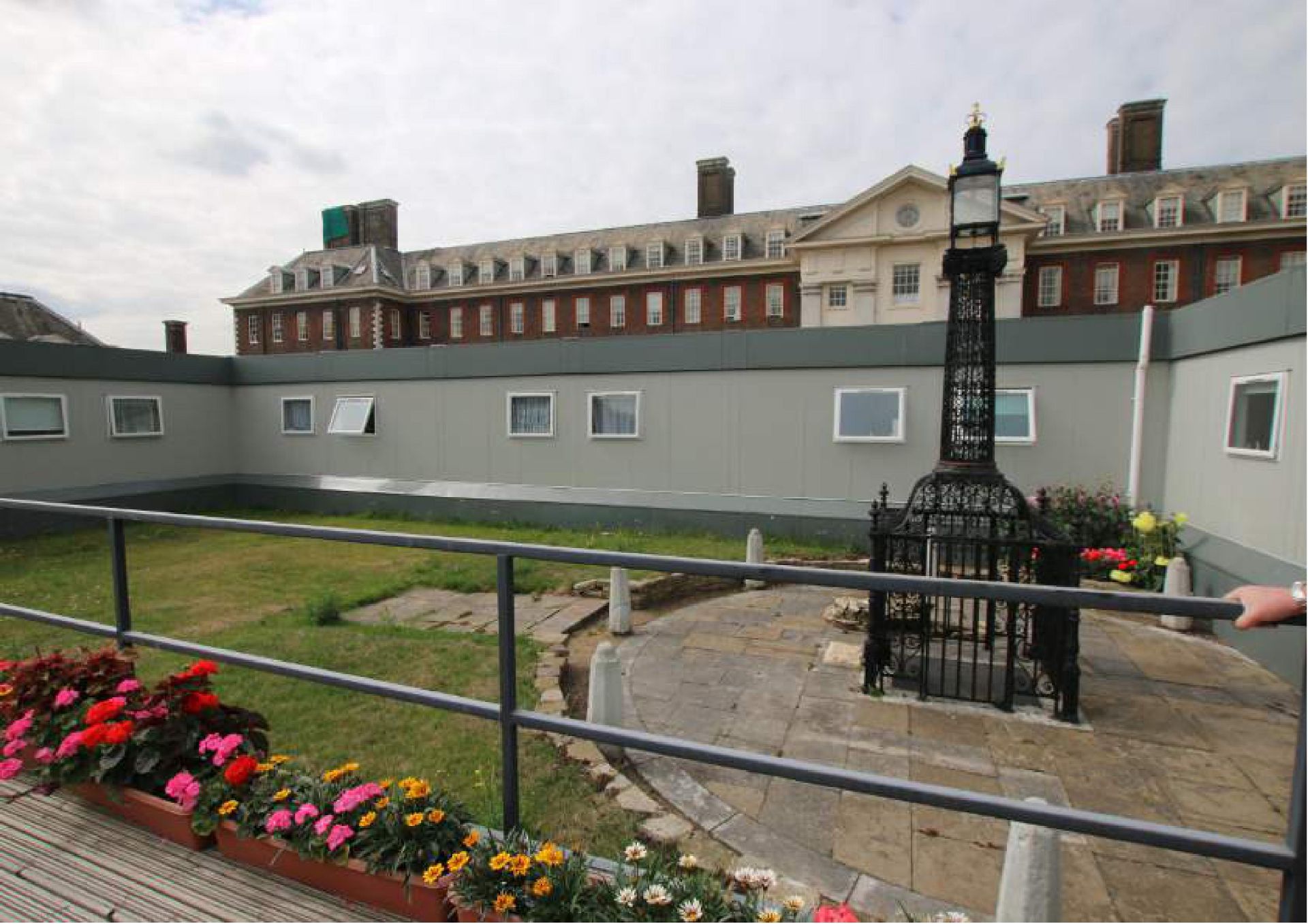 **LISTING UPDATED - RESERVE REDUCED** Now 30 Bay Modular Building Used To House Chelsea Pensioners - Image 3 of 6