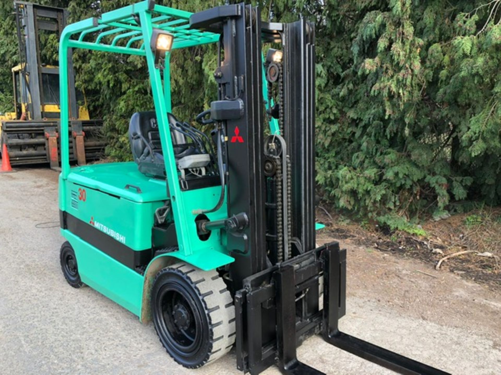 WITHDRAWN LOT Mitsubishi 3.0 Tonne Electric Forklift - Image 2 of 3