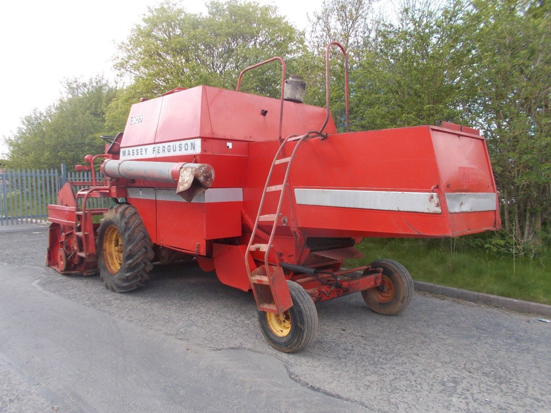 Massey Ferguson 307 Combine Harvester Tractor - Image 10 of 12