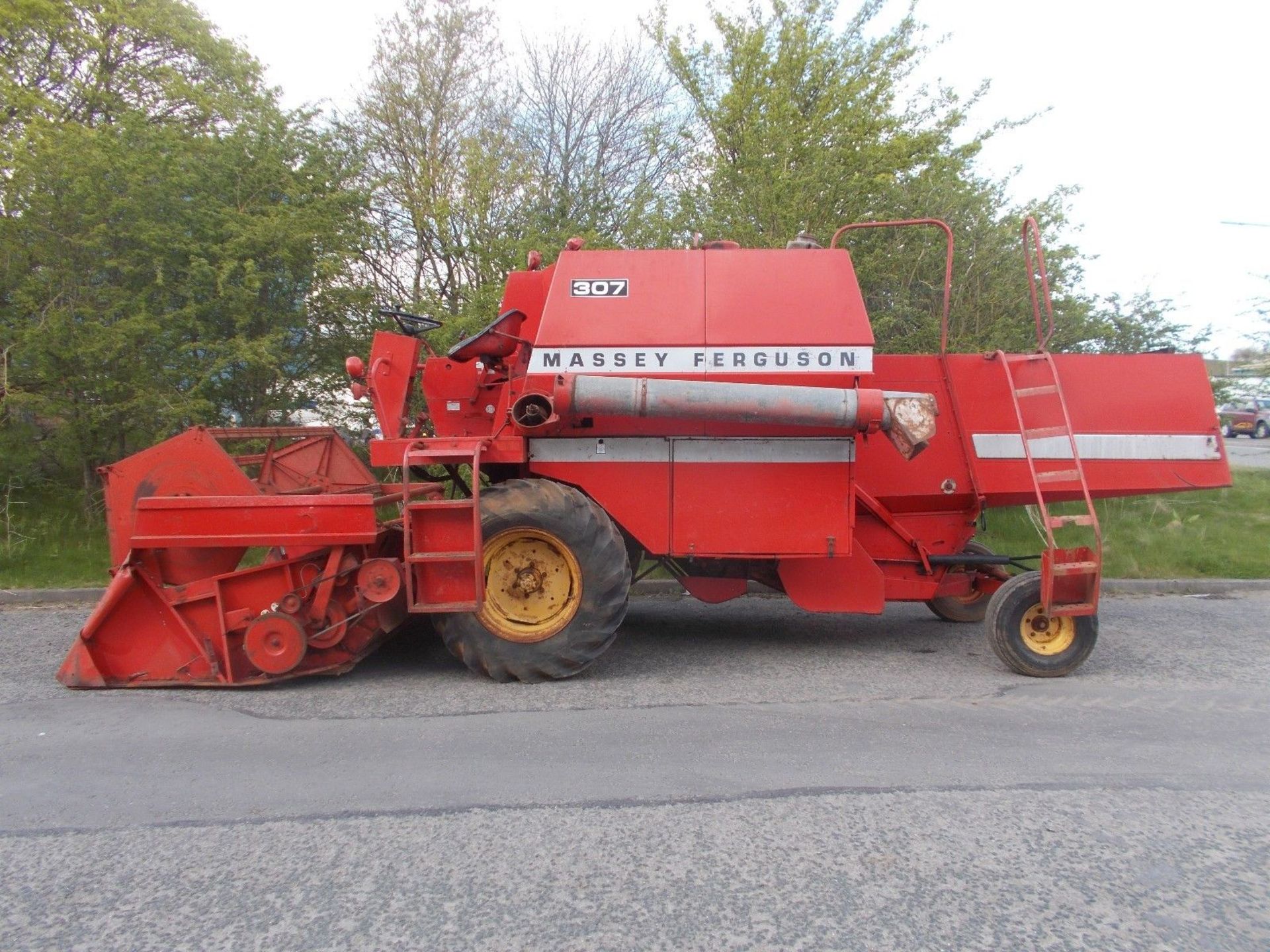 Massey Ferguson 307 Combine Harvester Tractor - Image 11 of 12