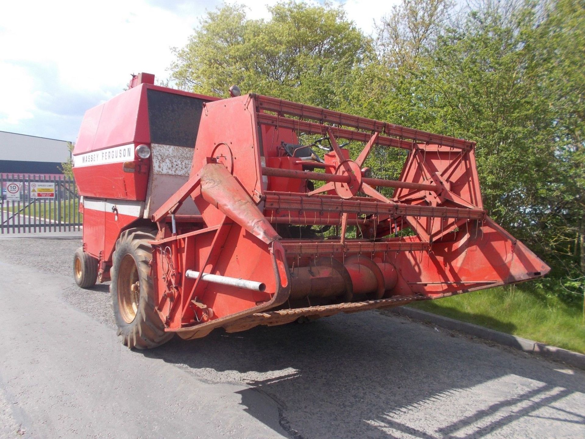 Massey Ferguson 307 Combine Harvester Tractor - Image 4 of 12