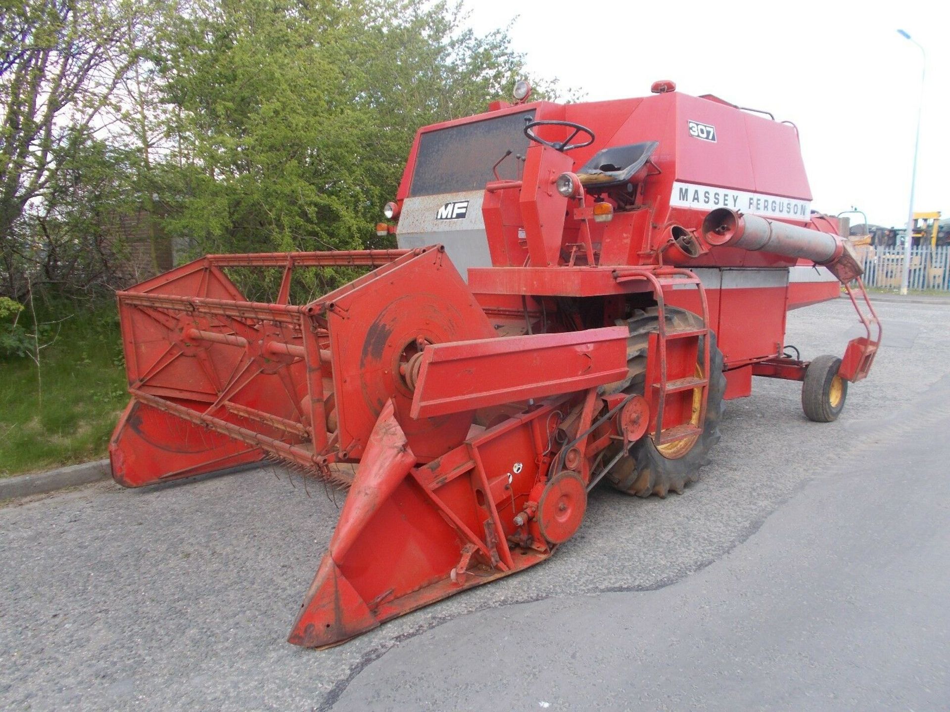 Massey Ferguson 307 Combine Harvester Tractor - Image 3 of 12