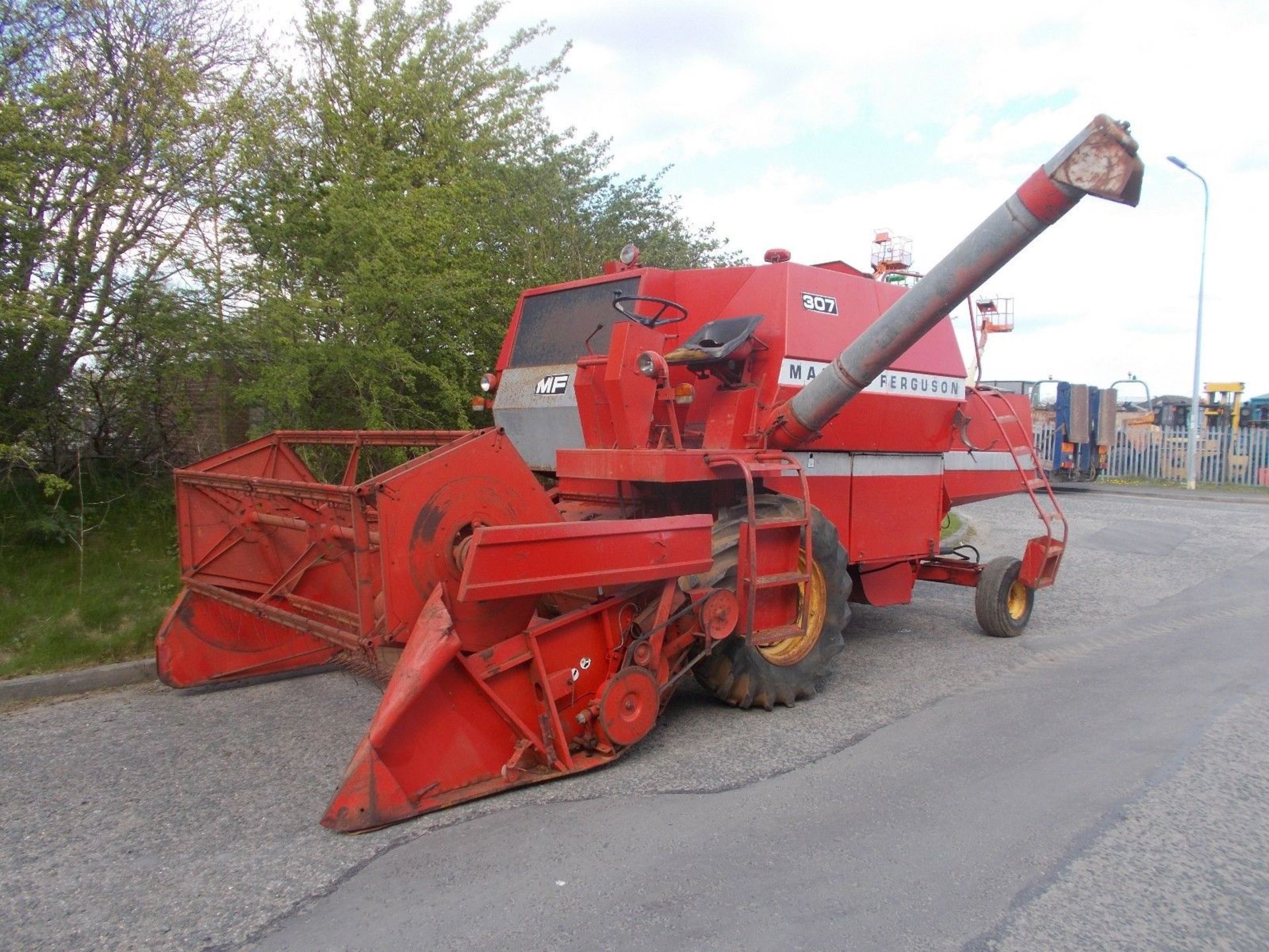 Massey Ferguson 307 Combine Harvester Tractor - Image 12 of 12