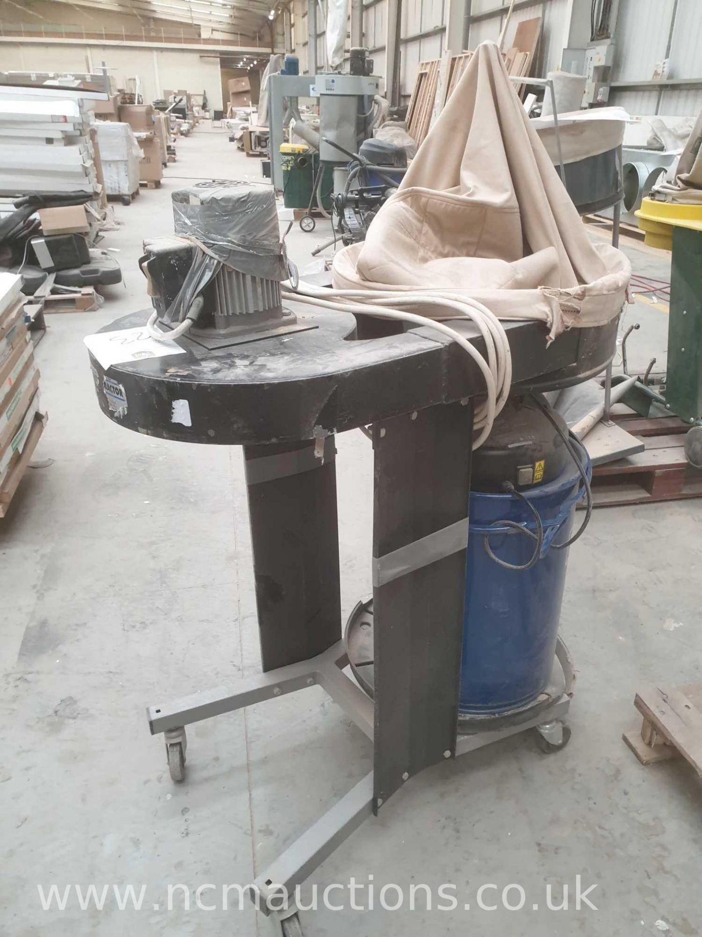 Elu dust extraction system 240-volt