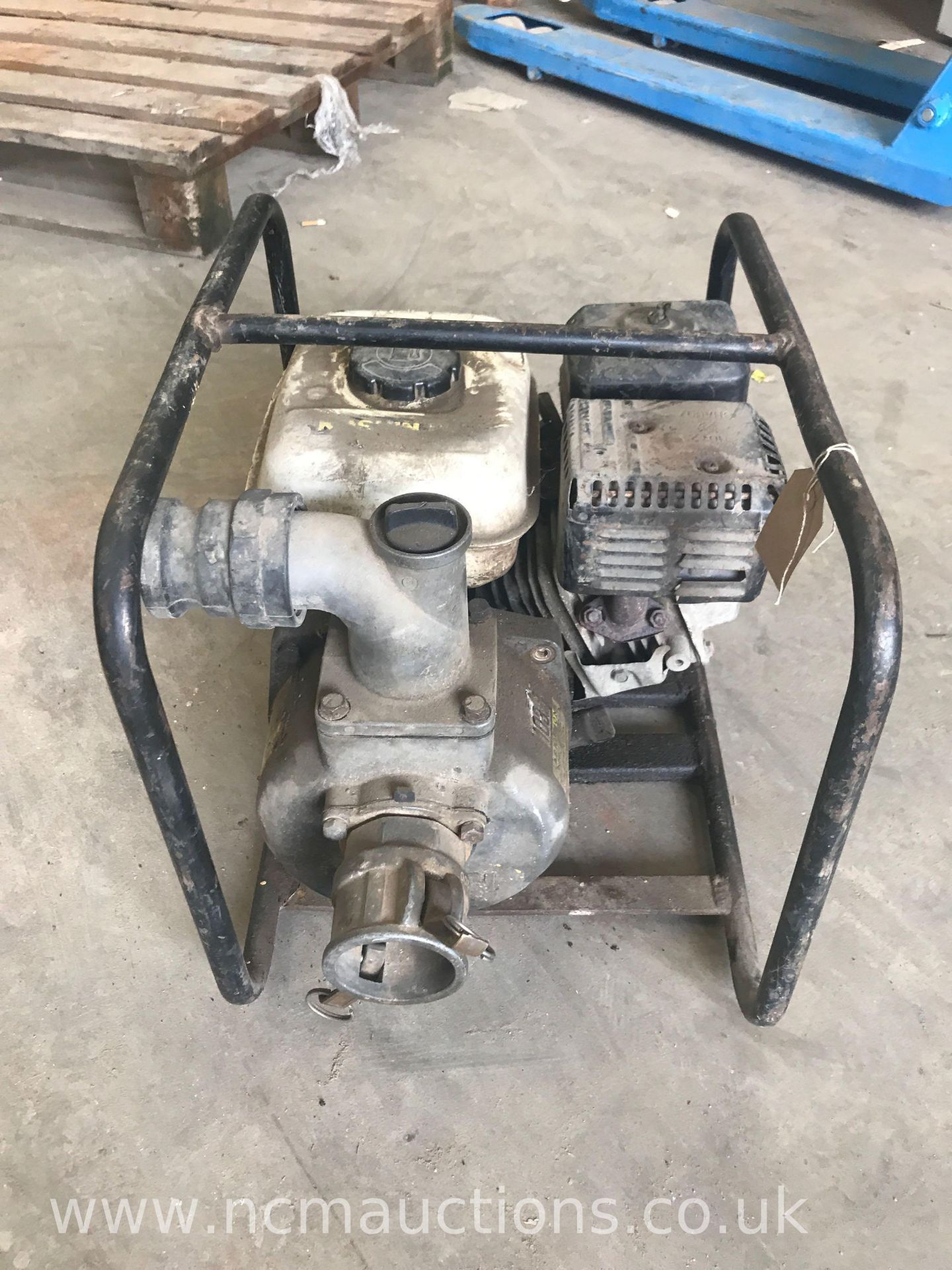 Honda powered water pump - Image 2 of 2