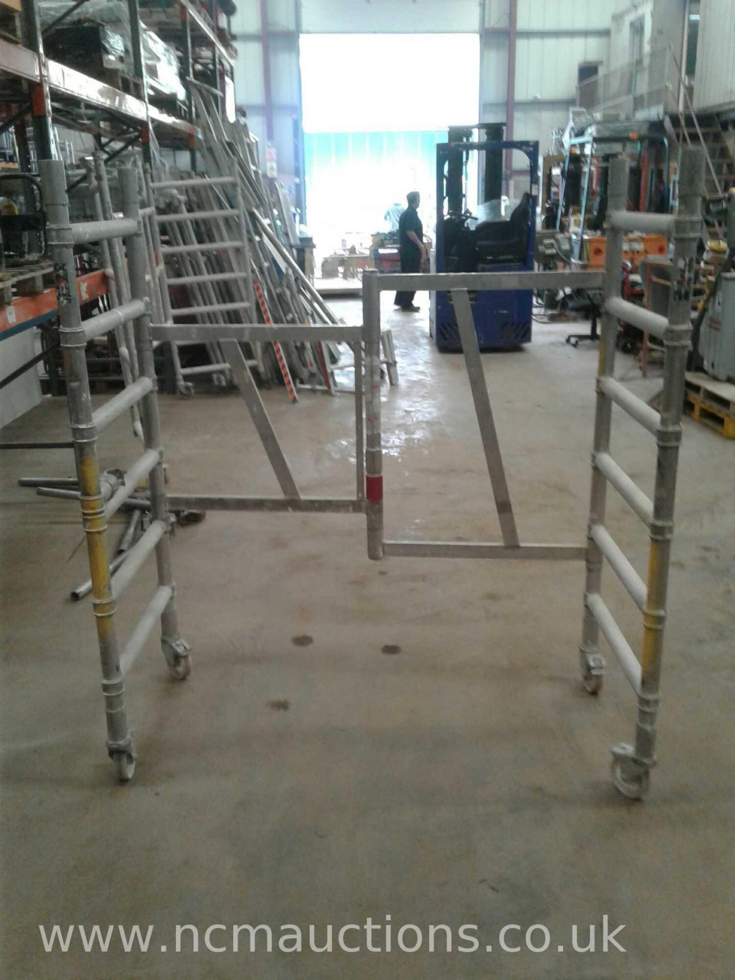 1M indoor scaffold tower - Image 3 of 5