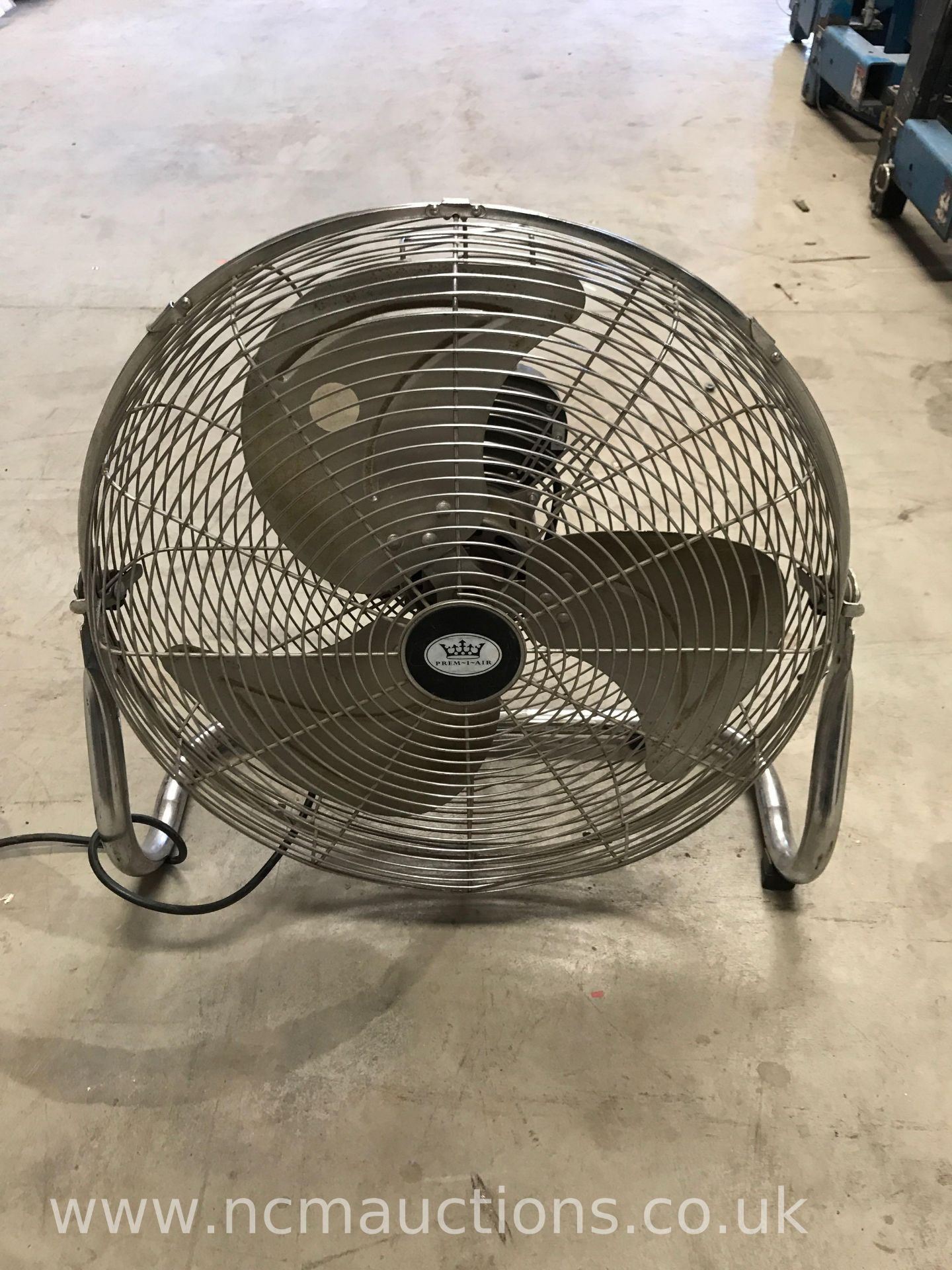 oscillating fan 240v medium