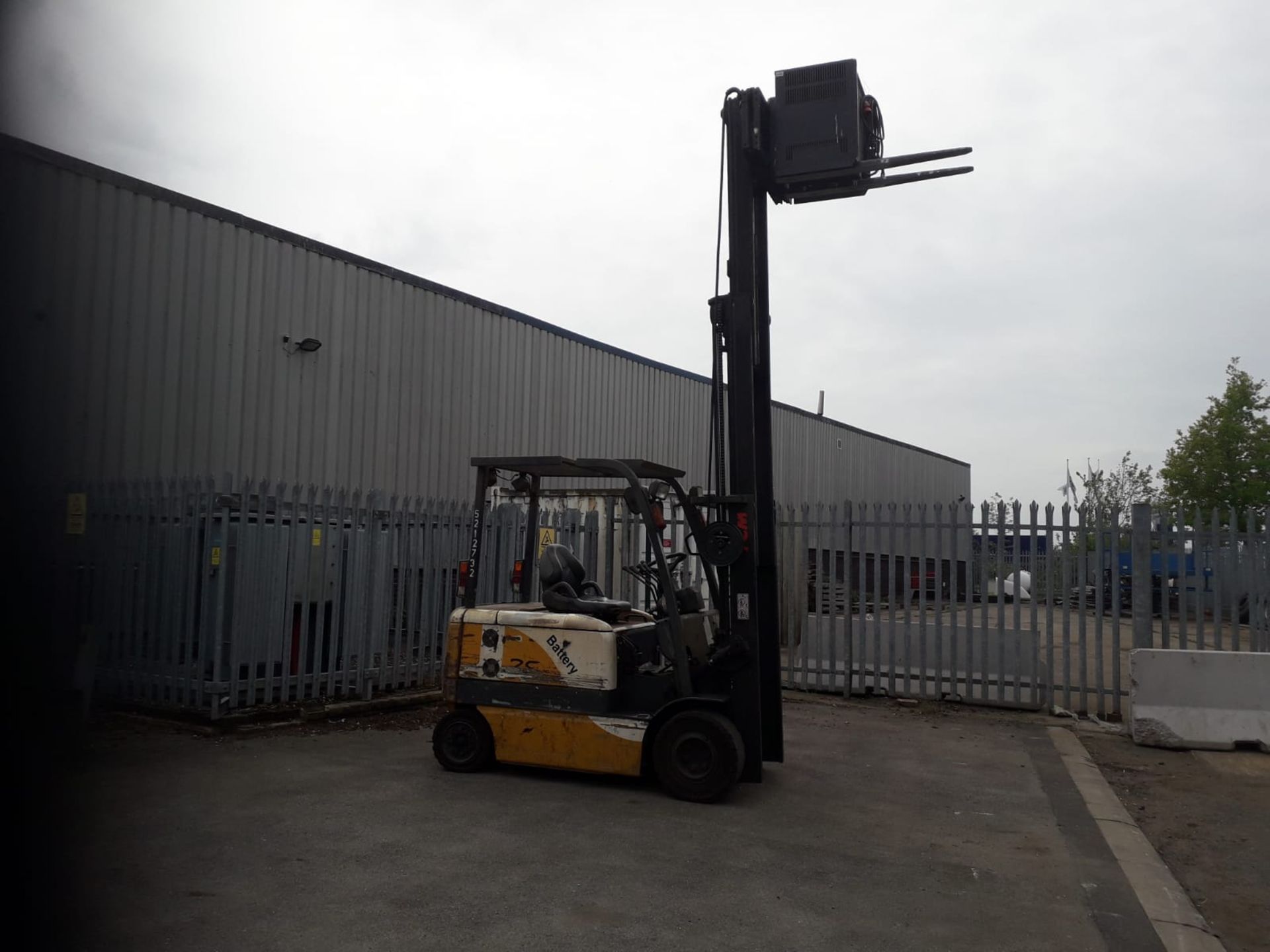 TCM 2.5 Tonne Electric Forklift - Image 2 of 6