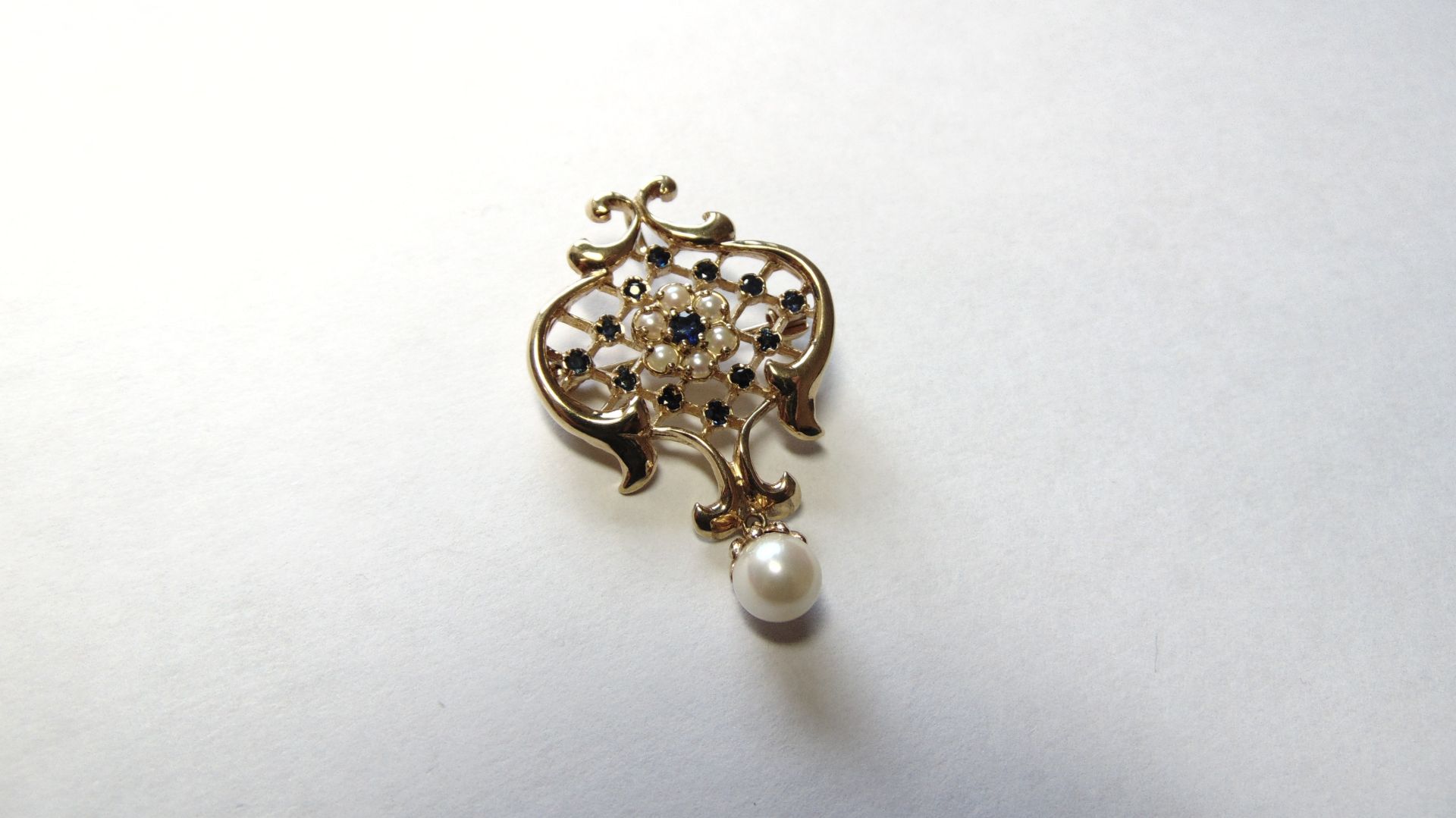 9ct Yellow Gold Sapphire and Cultured/Seed Pearl Brooch Pendant