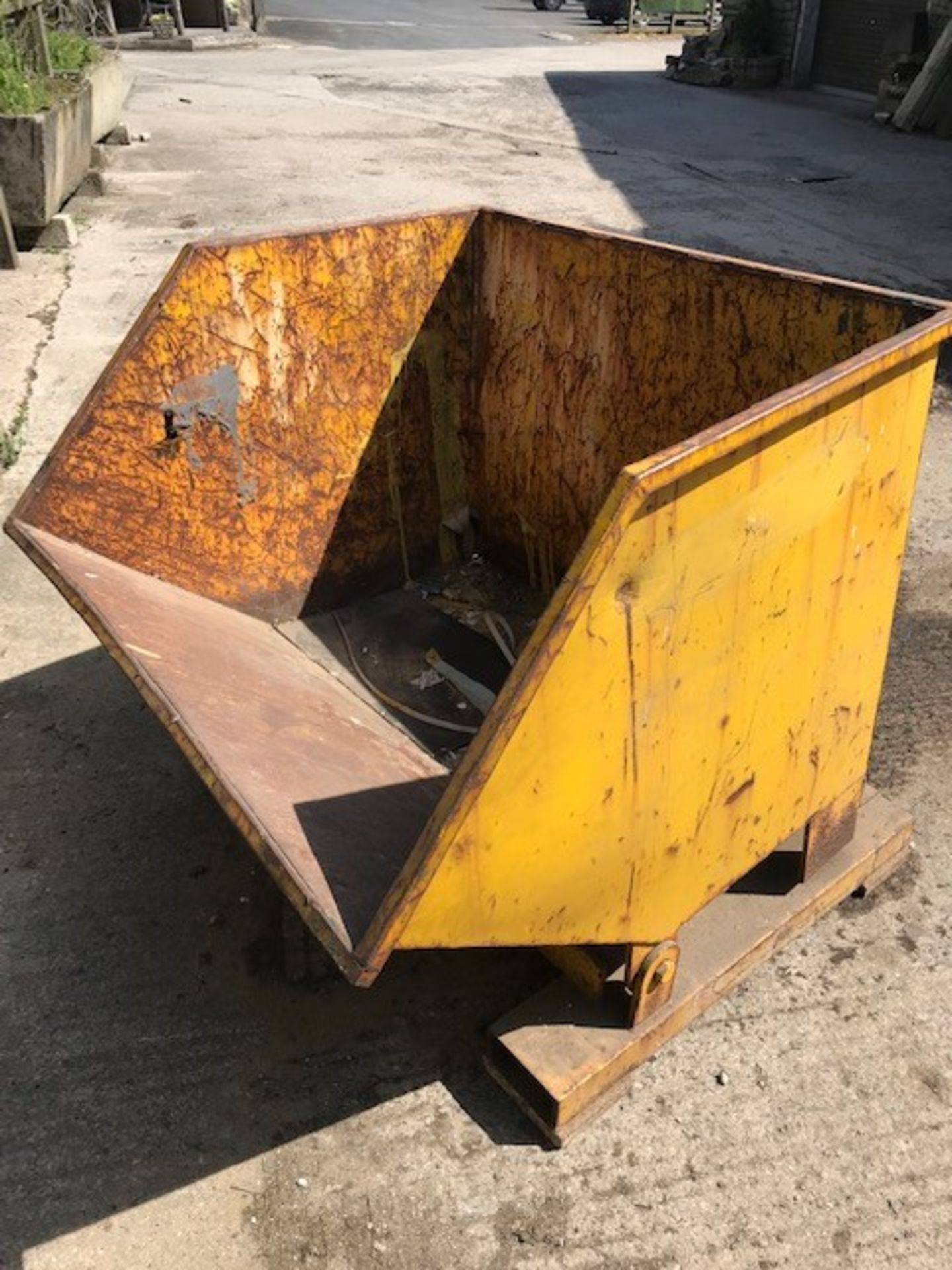 Small tipping skip