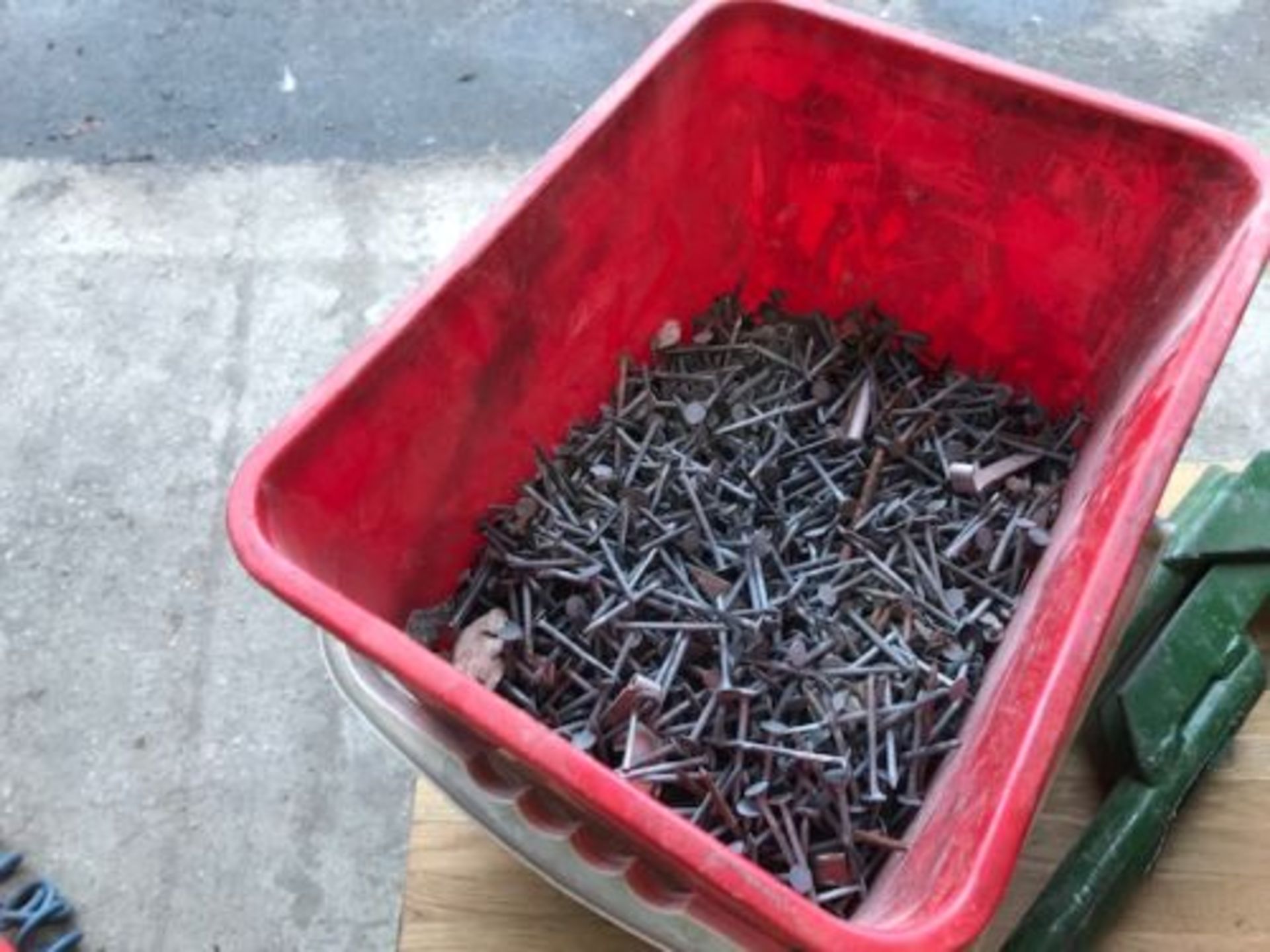 Tub of Clout nails/pipe cutter/grease guns & 3 mastic guns - Image 2 of 4