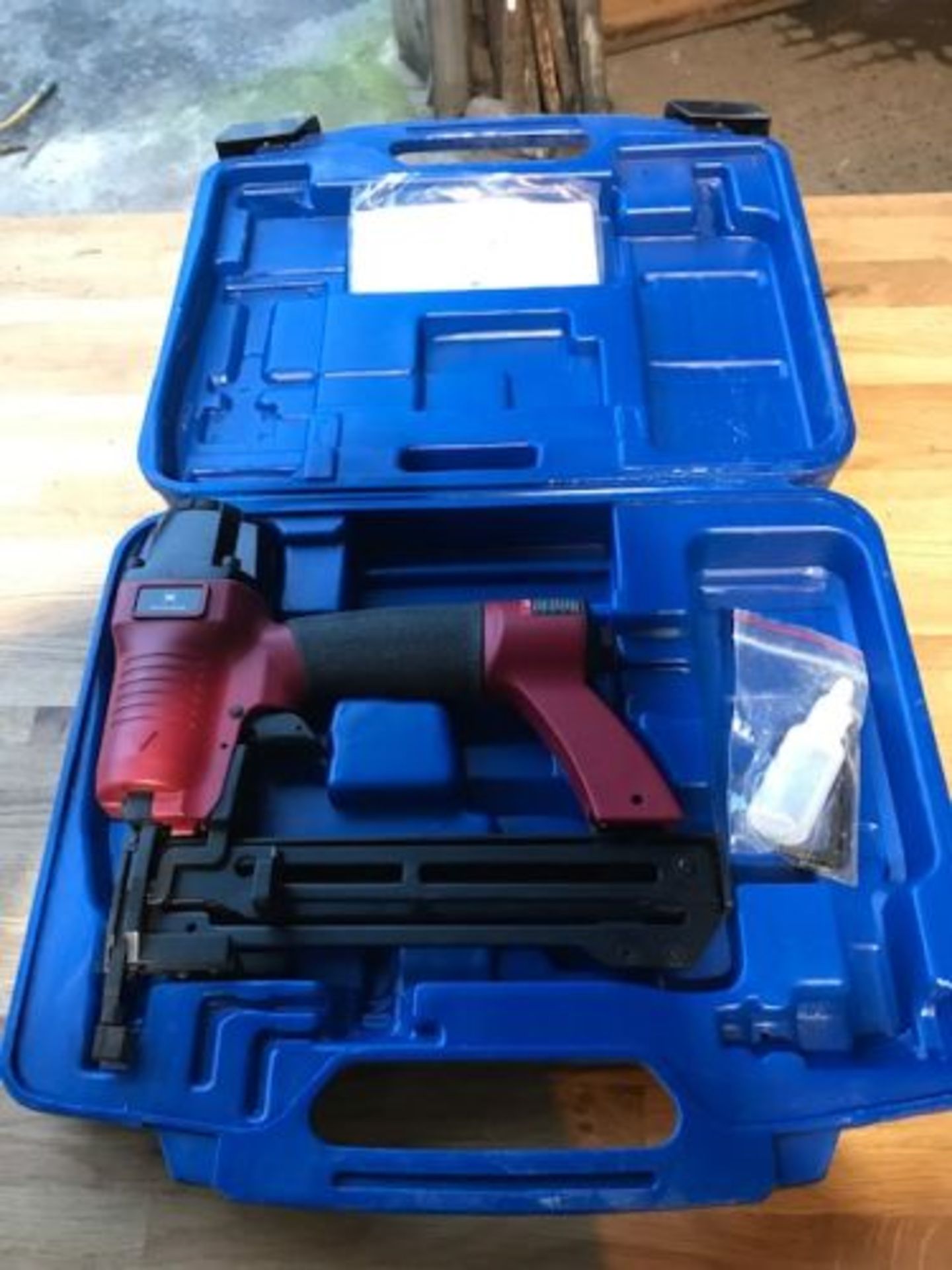 New boxed Montana air staple gun 13-40mm