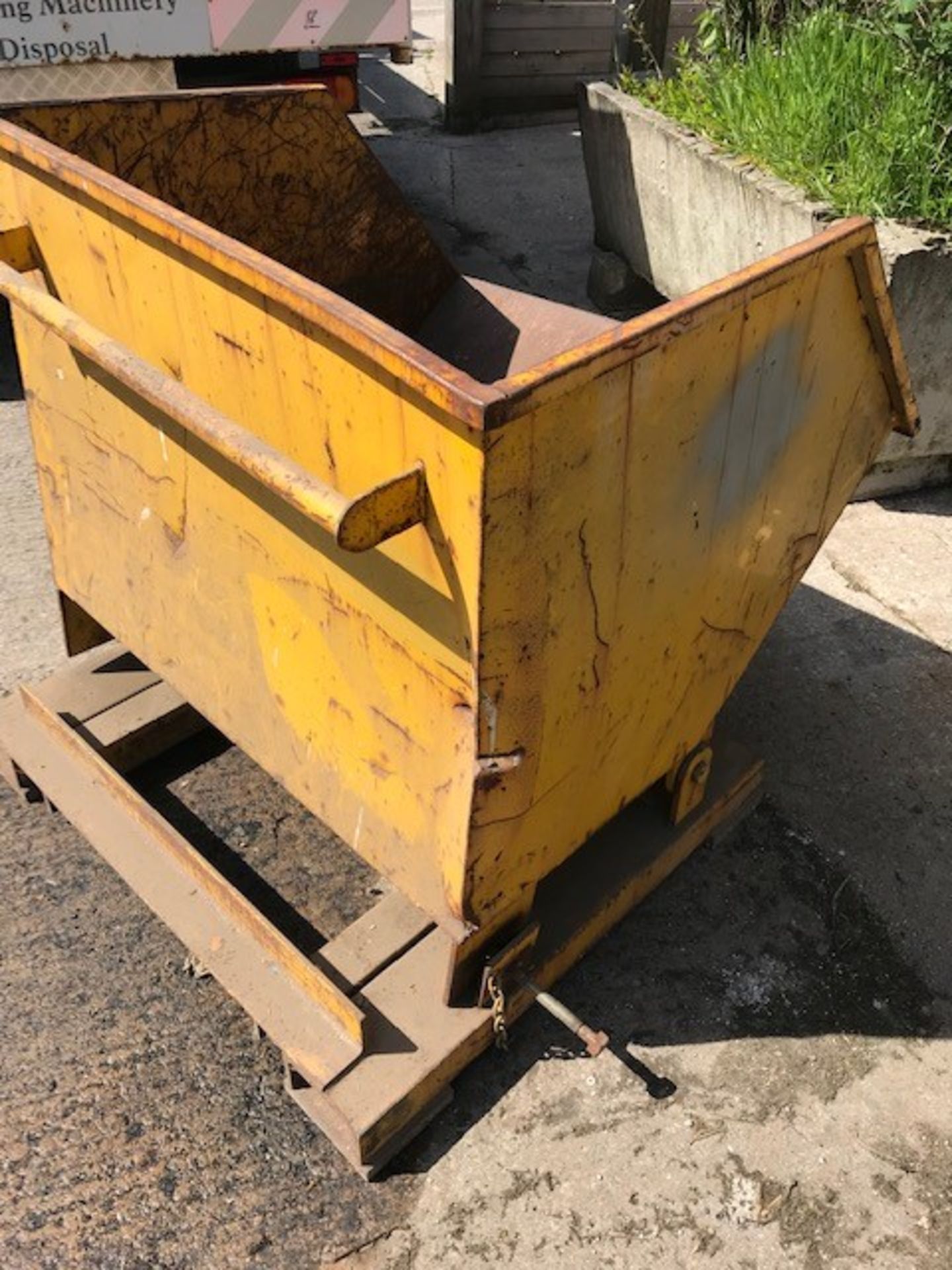 Small tipping skip - Image 3 of 3